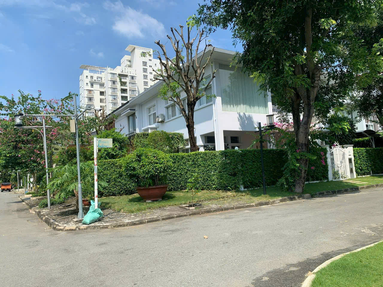 Detached villa for sale My Phu 1 Phu My Hung, District 7, corner apartment 2 facades of Hung Long, built 2 floors 11