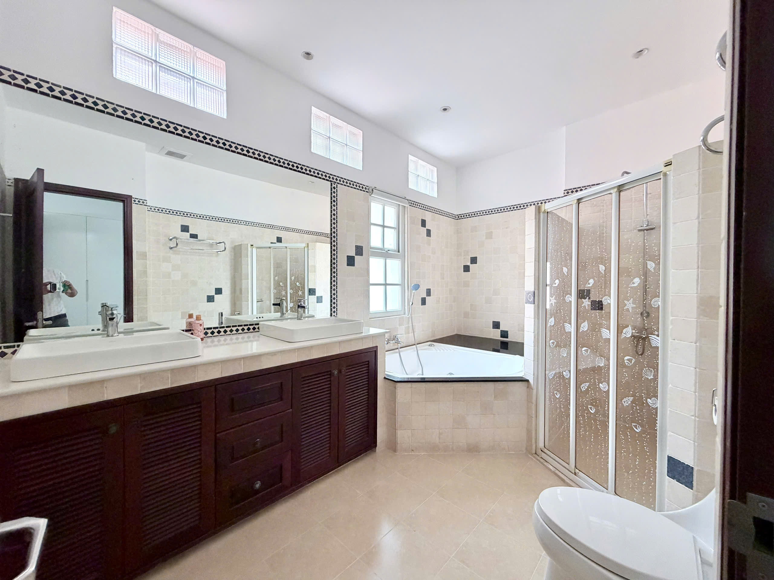 Bán hoặc cho thuê biệt thự đơn lập Nam Thông 2 Phú Mỹ Hưng xây 3 tầng có 7 phòng ngủ - 306m2 4