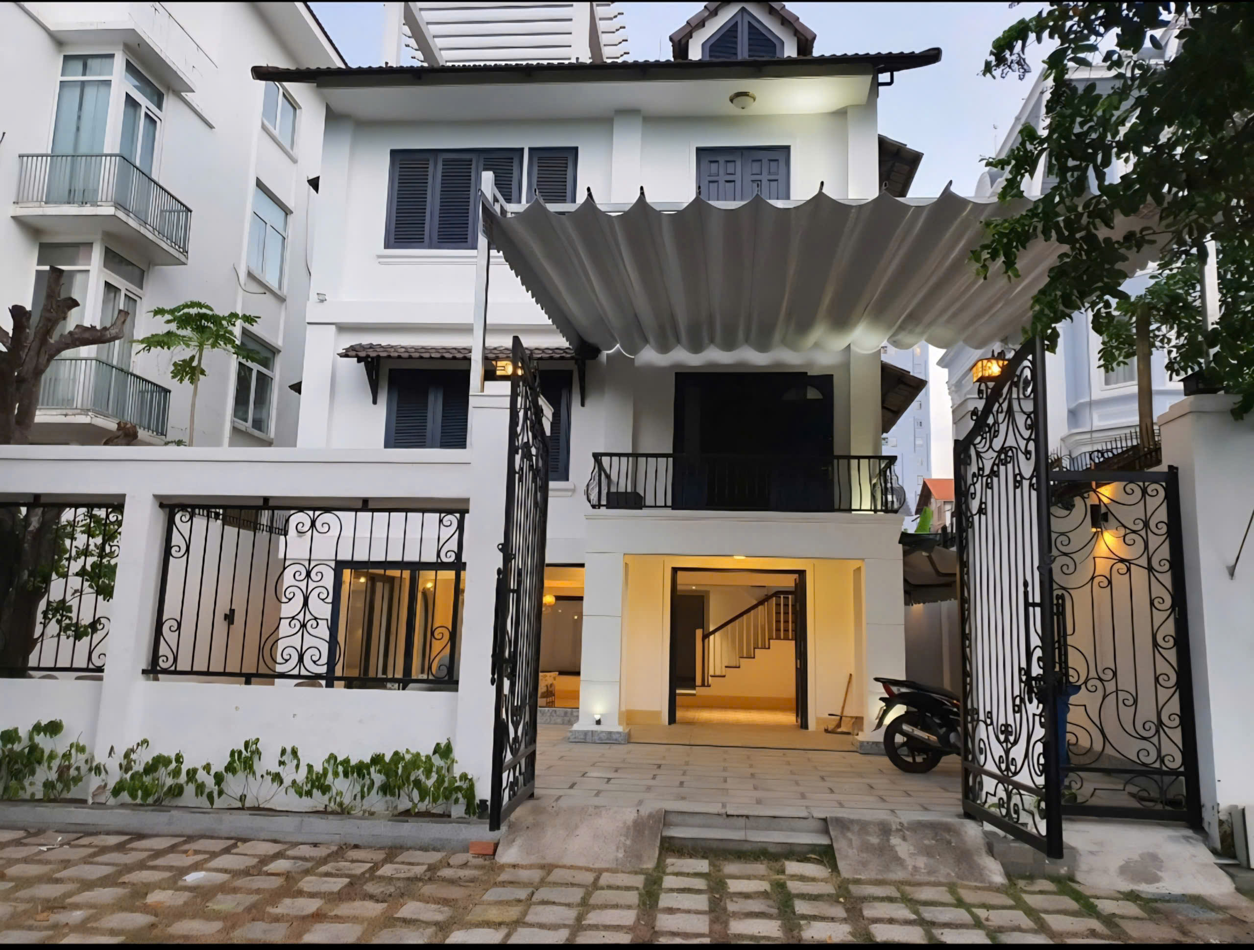 Cho thuê biệt thự KDC Tấn Trường, Quận 7 xây 4 tầng diện tích lớn view sông an ninh 24/24 – 240m2