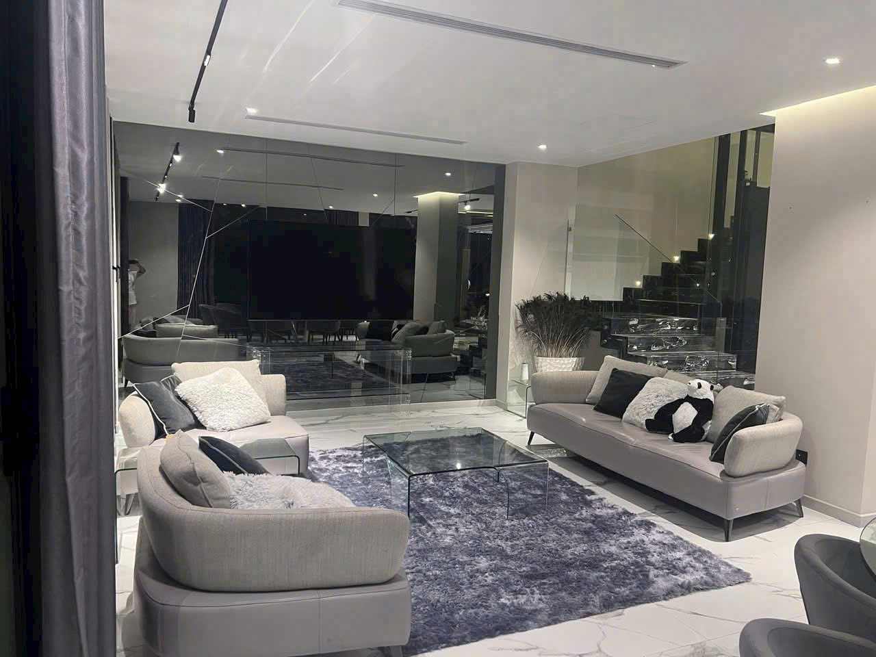 Cho thuê biệt thự Mỹ Gia 1 Phú Mỹ Hưng xây 3 tầng có 5 phòng ngủ thang máy hồ bơi riêng – 326.6m2 2