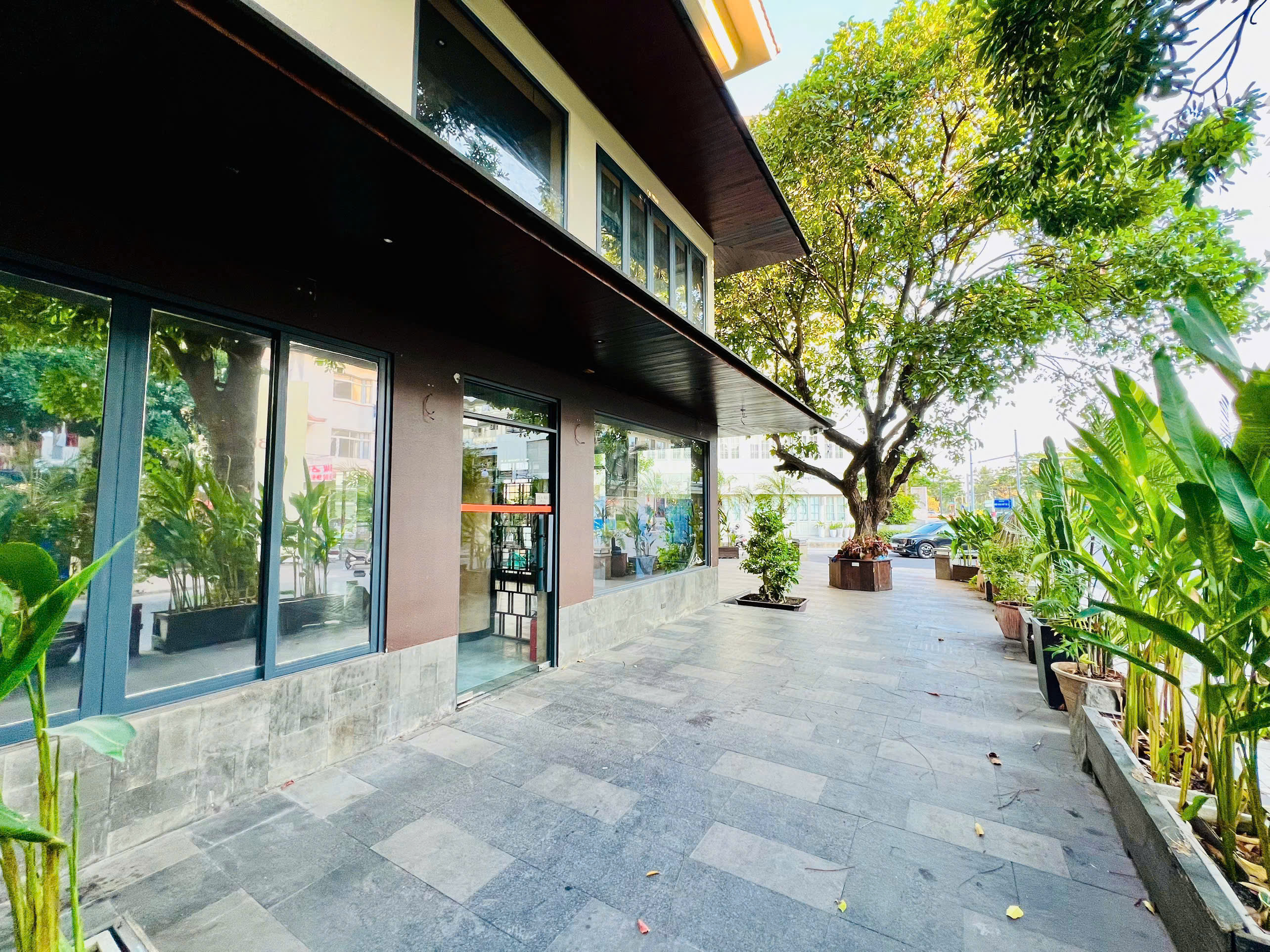 Selling or renting My Tu Phu My Hung villa, District 7, corner of Nguyen Cao street, built 3 floors – 390.5m2 4