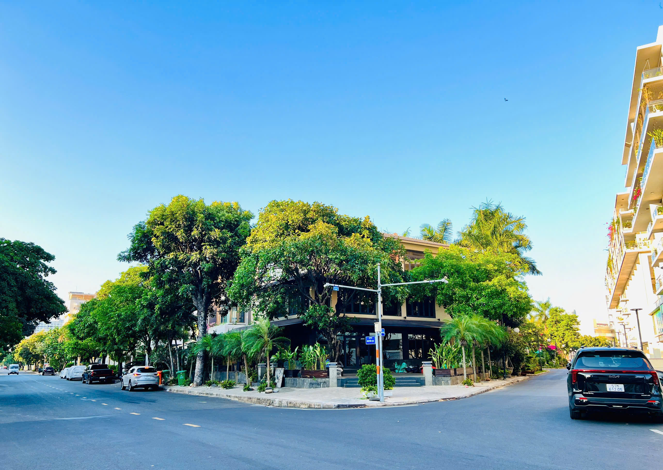 Selling or renting My Tu Phu My Hung villa, District 7, corner of Nguyen Cao street, built 3 floors – 390.5m2 1