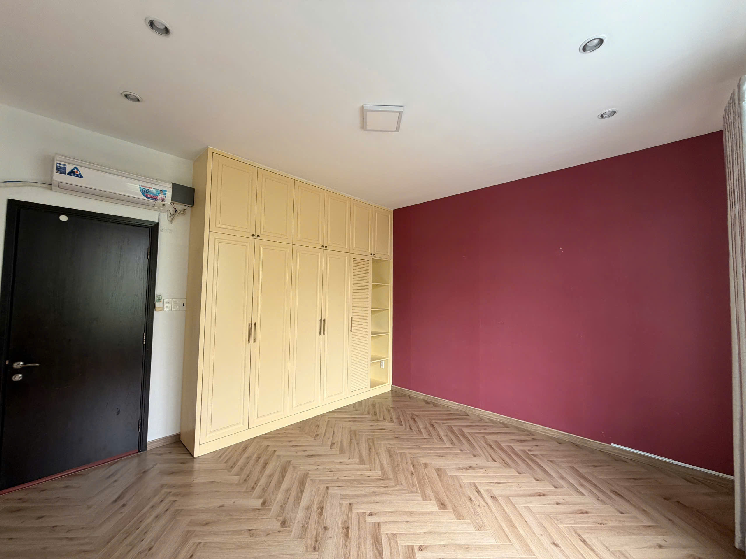 Cho thuê biệt thự Nam Thông 2 Phú Mỹ Hưng xây 3 tầng thiết kế 5 phòng ngủ có phòng ở trệt – 144m2 1