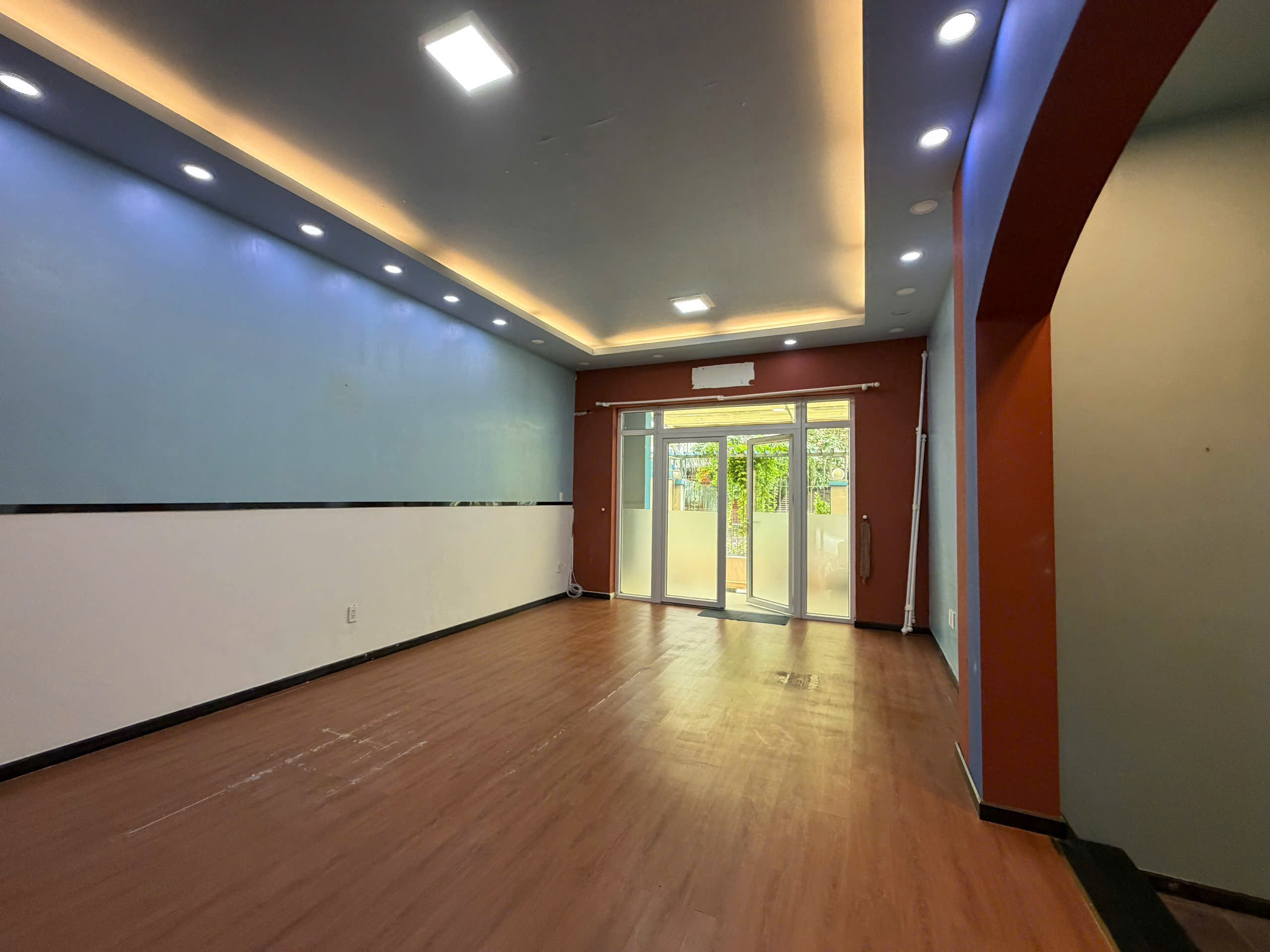 Cho thuê biệt thự Nam Thông 2 Phú Mỹ Hưng xây 3 tầng thiết kế 5 phòng ngủ có phòng ở trệt – 144m2 3