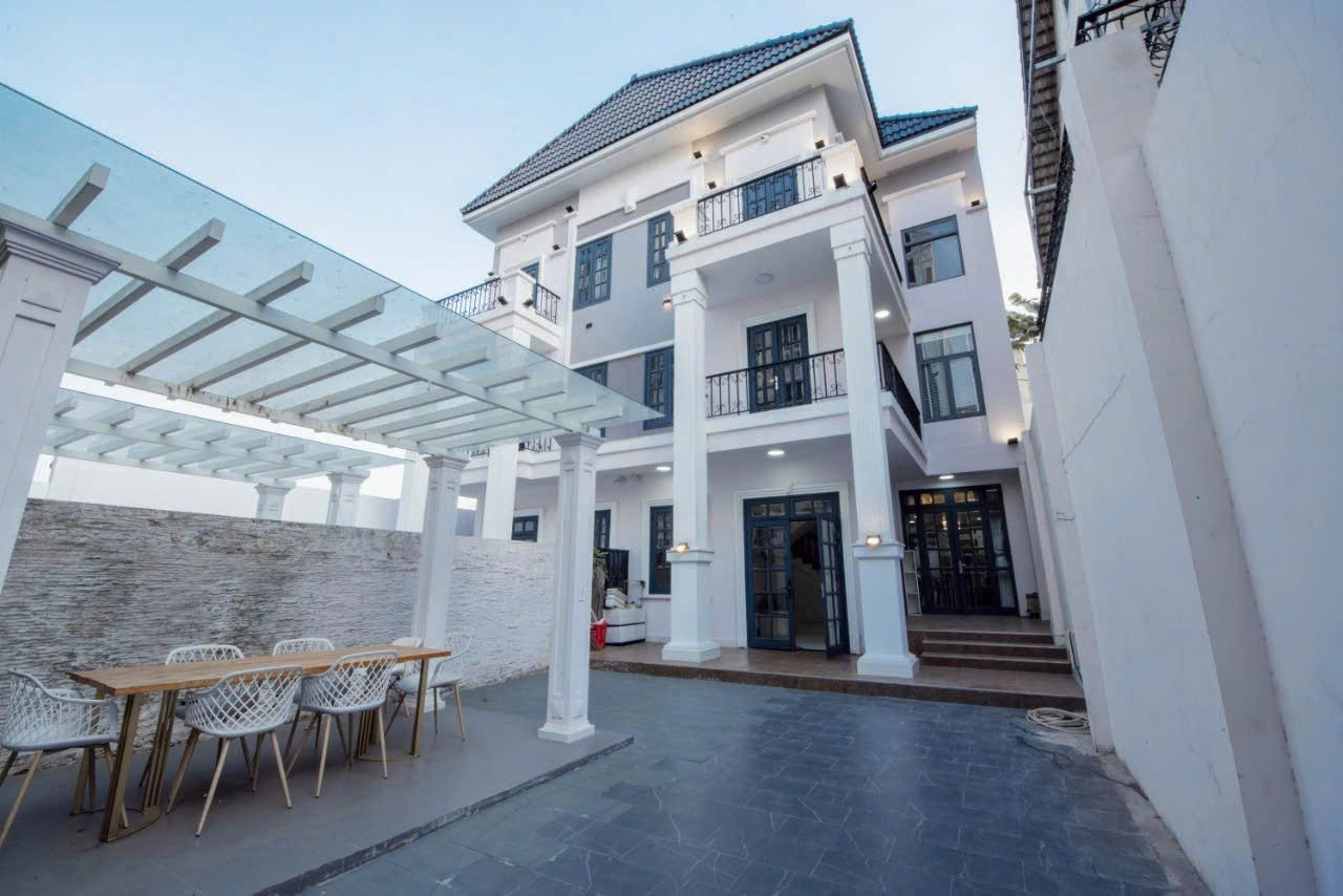 Nguyen Van Linh villa for rent, District 7 with 5 bedrooms with private pool high-class furniture 13