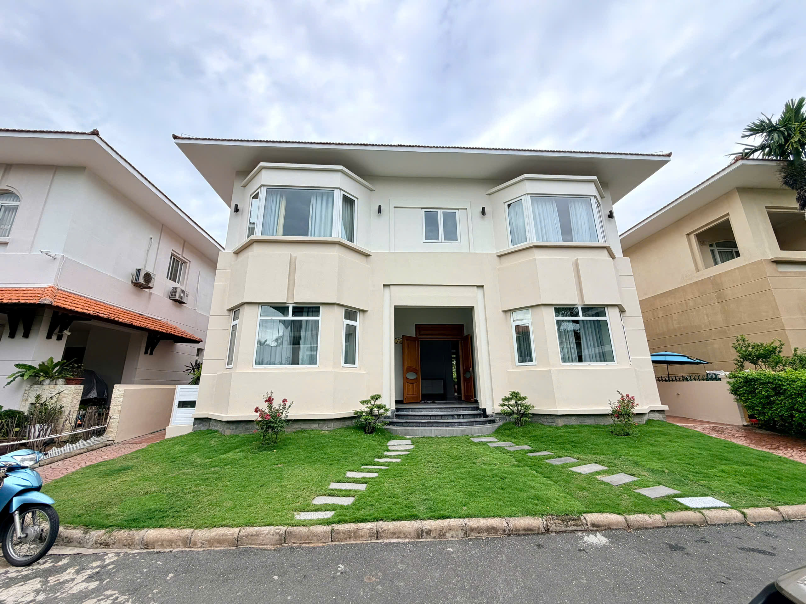 Phu Gia Phu My Hung villa for rent with ground floor + floor with 4 bedrooms garden – 317.3m2