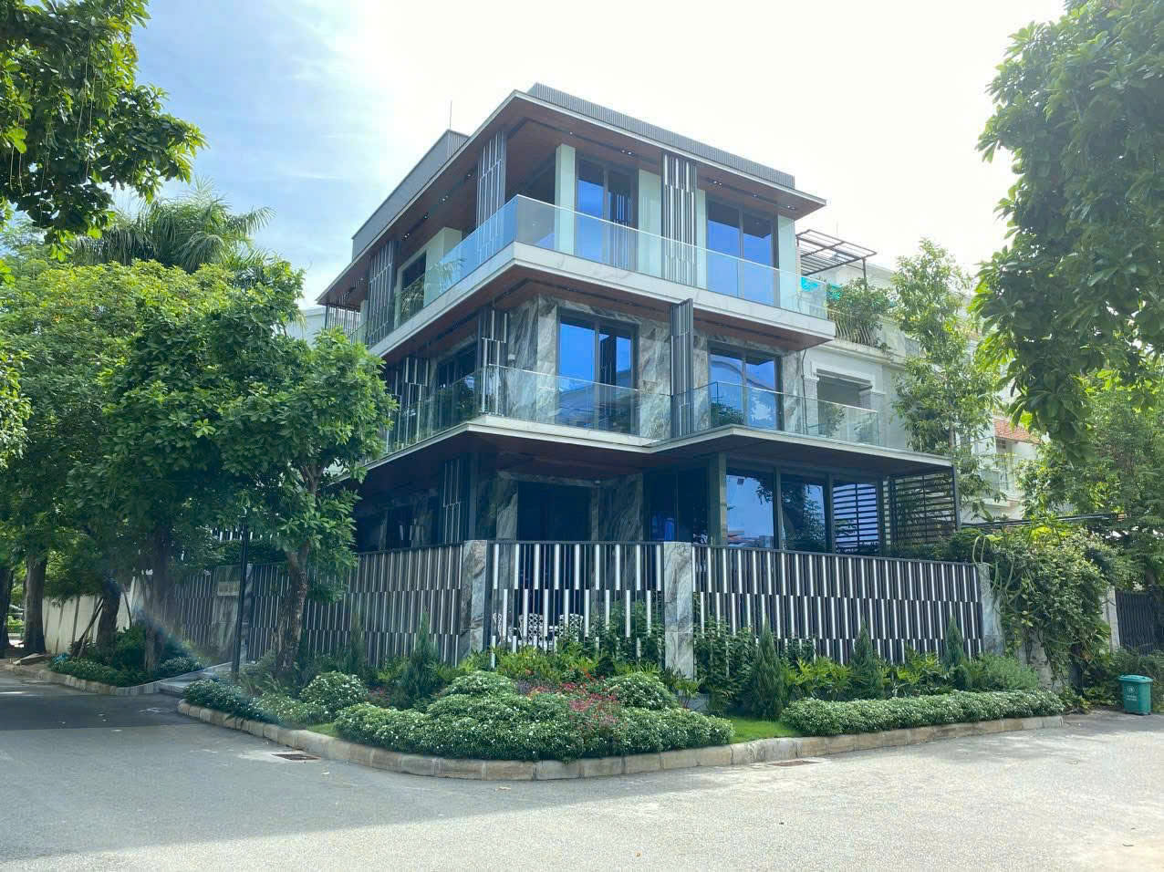 Villa for sale in Phu My Hung, District 7, super beautiful corner apartment with 4 bedrooms near the big park