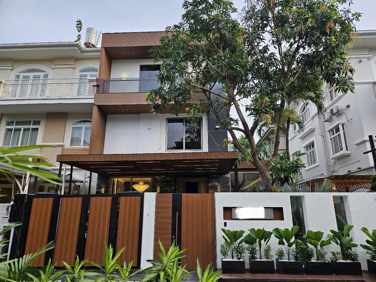 Duplex villa for sale in South – Phu My Hung area, District 7 with 5 bedrooms, near parks, international schools