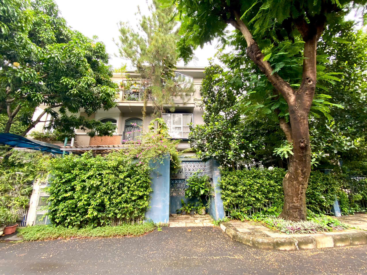 Bán biệt thự song lập Mỹ Gia 1 Phú Mỹ Hưng, Quận 7 xây 3 tầng có 4 phòng ngủ hướng Đông Nam – 220m2 1