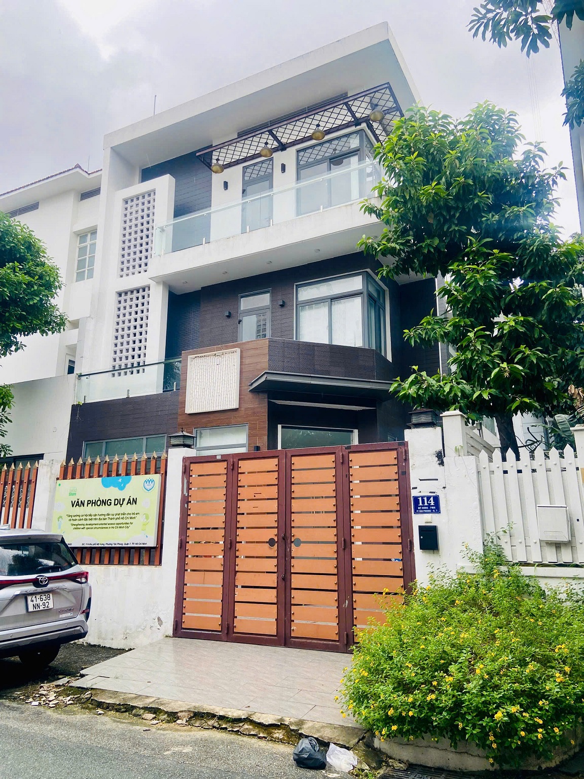 Bán biệt thự song lập Phú Mỹ Hưng xây 3 tầng vị trí đẹp đang cho thuê 2000 usd/tháng – 180.5m2