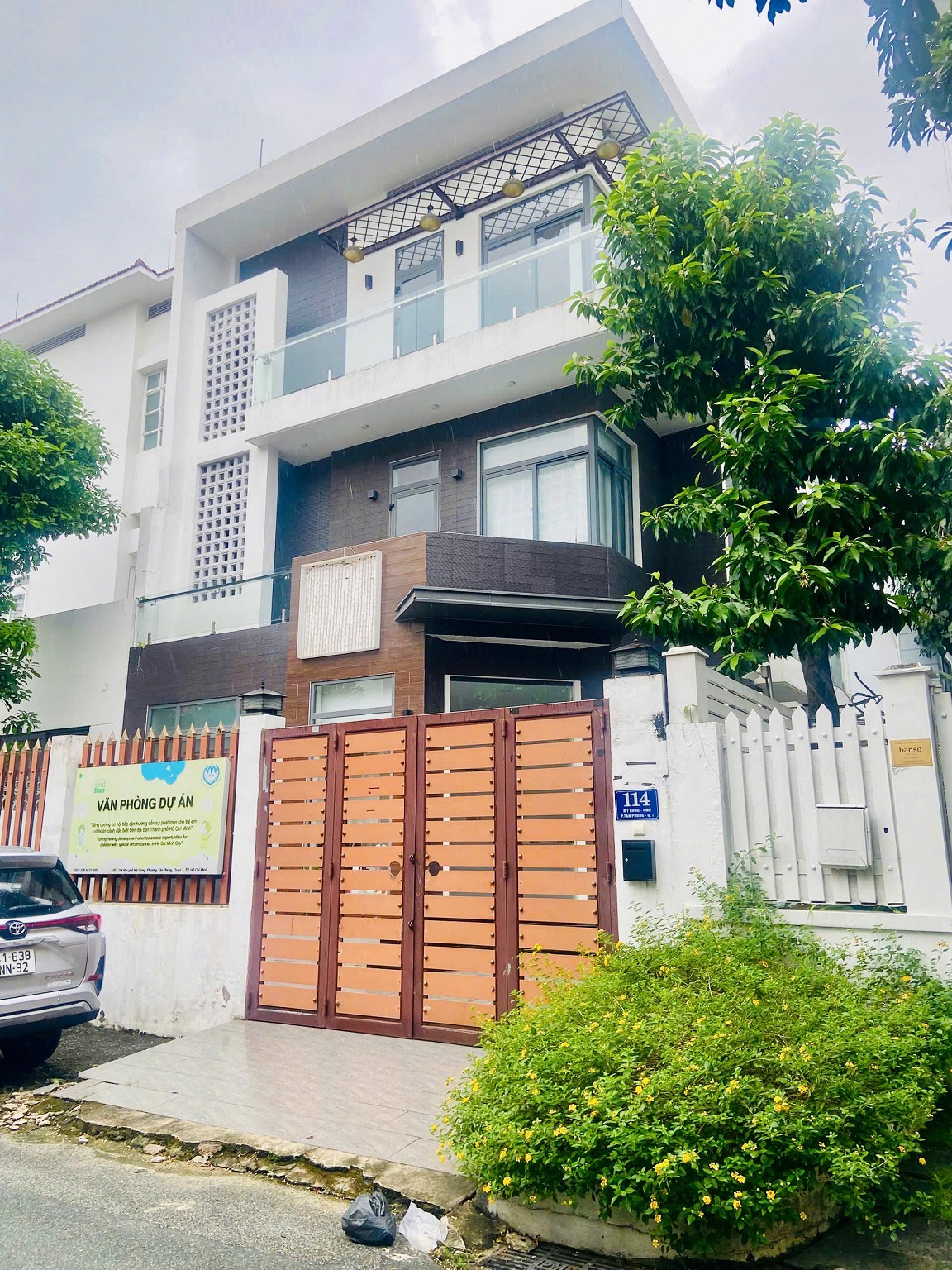 Bán biệt thự song lập Phú Mỹ Hưng xây 3 tầng vị trí đẹp đang cho thuê 2000 usd/tháng – 180.5m2 1