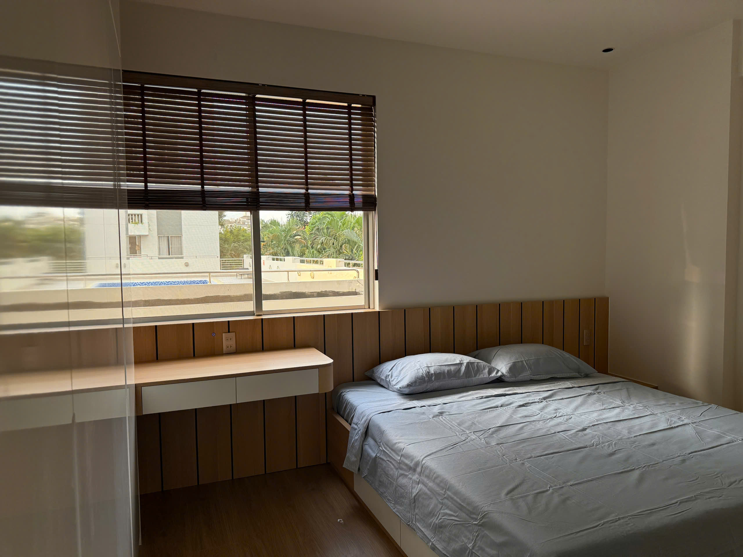 Bán căn hộ Mỹ Khánh 4 Phú Mỹ Hưng, Quận 7 căn góc thiết kế 3 phòng ngủ, có ô xe view hồ bơi, lầu thấ 9
