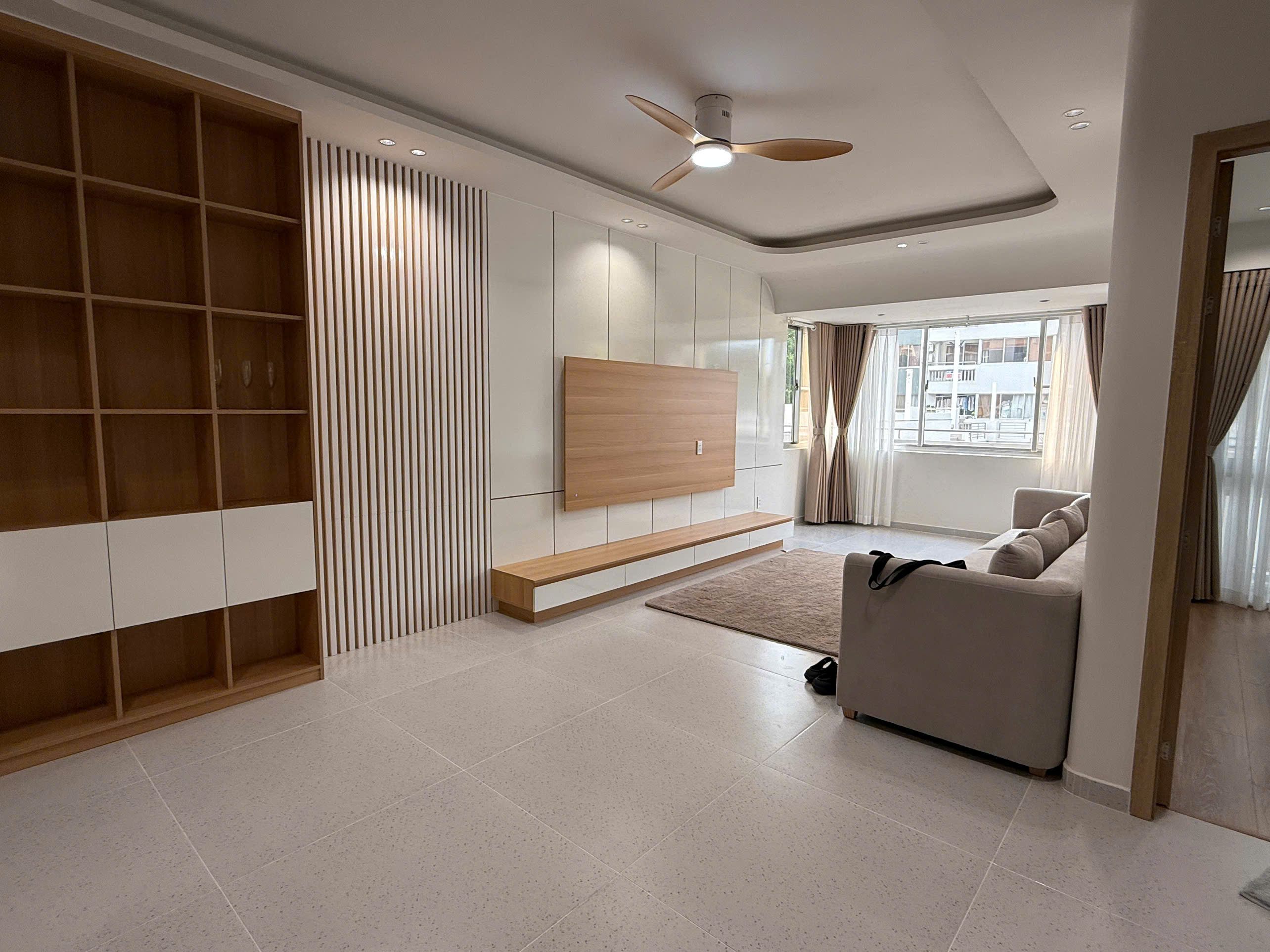 Bán căn hộ Mỹ Khánh 4 Phú Mỹ Hưng, Quận 7 căn góc thiết kế 3 phòng ngủ, có ô xe view hồ bơi, lầu thấ 4