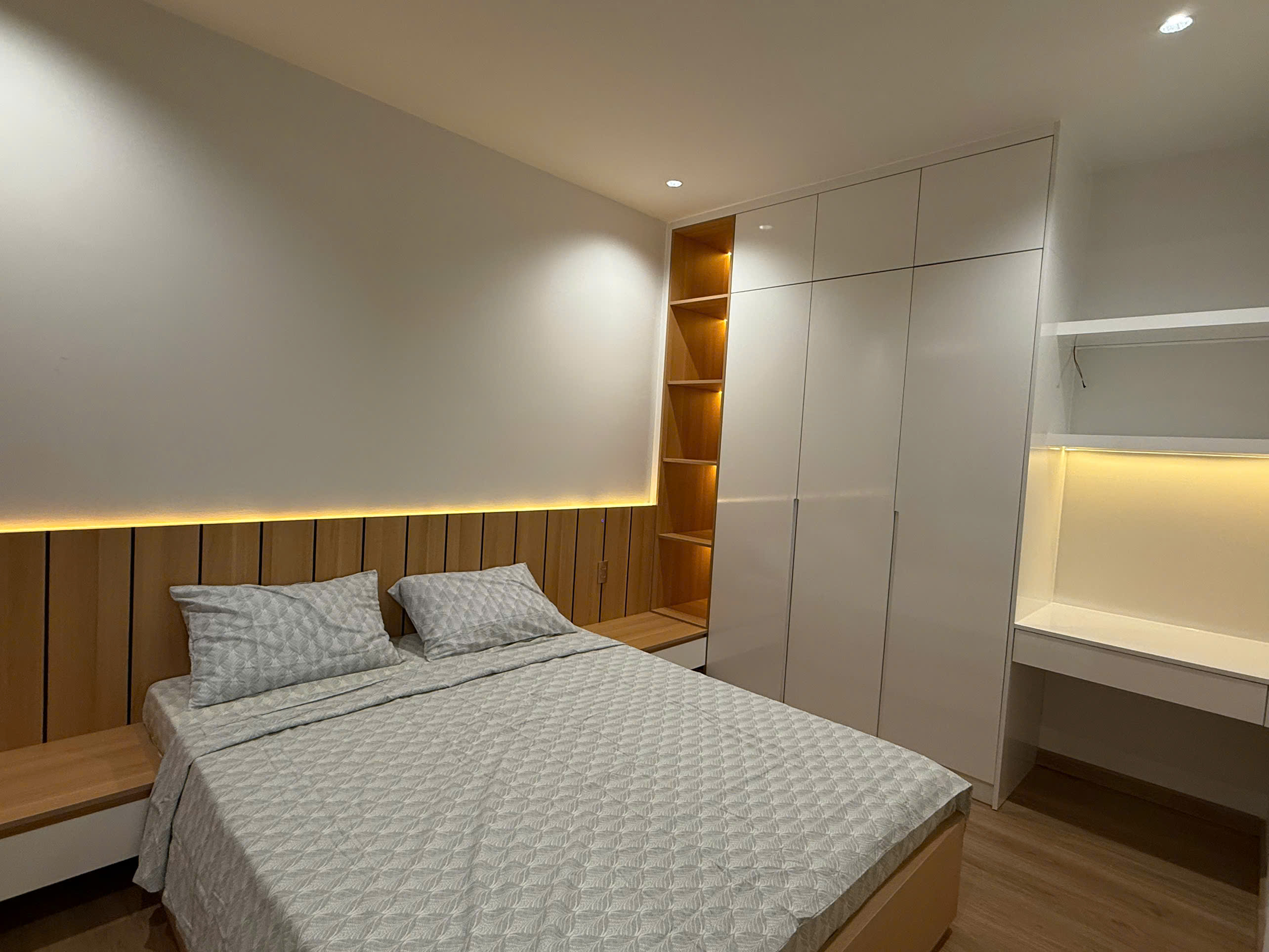 Bán căn hộ Mỹ Khánh 4 Phú Mỹ Hưng, Quận 7 căn góc thiết kế 3 phòng ngủ, có ô xe view hồ bơi, lầu thấ 1
