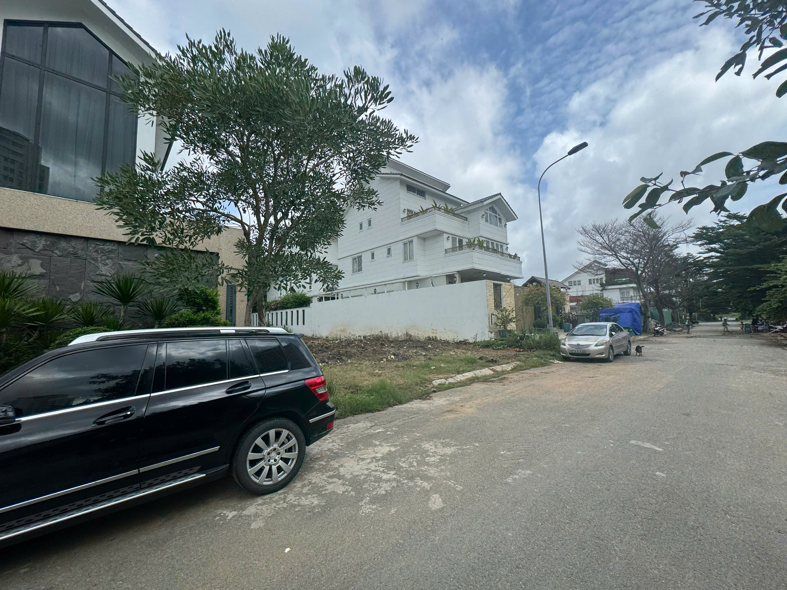 Land for sale Sadeco Vivo villa in District 7 is built in a basement + 3 floors with an extremely open park view – 250m2 3