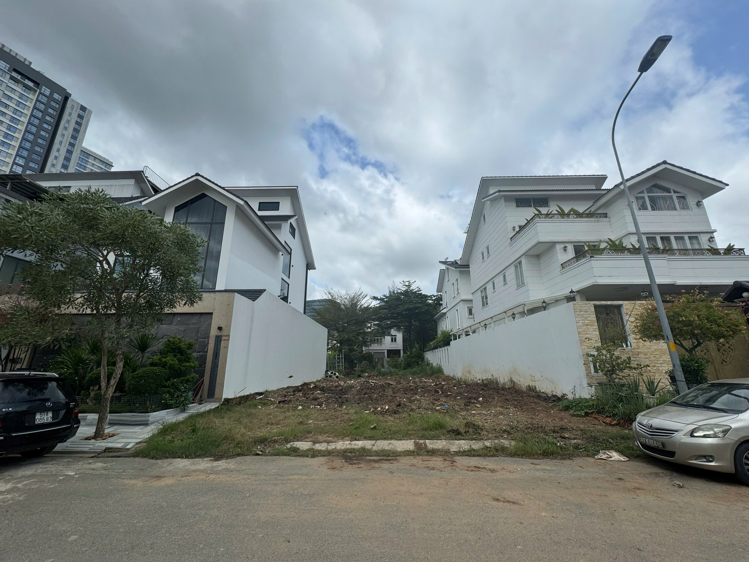 Land for sale Sadeco Vivo villa in District 7 is built in a basement + 3 floors with an extremely open park view – 250m2