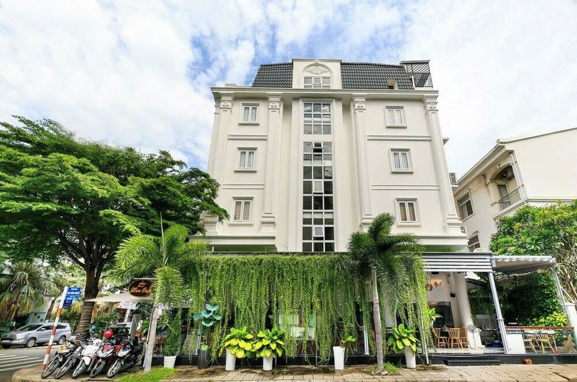 Bán hoặc cho thuê khách sạn Hưng Gia 5 Phú Mỹ Hưng, Quận 7 căn góc xây 5 tầng có 13 phòng - 203.5m2