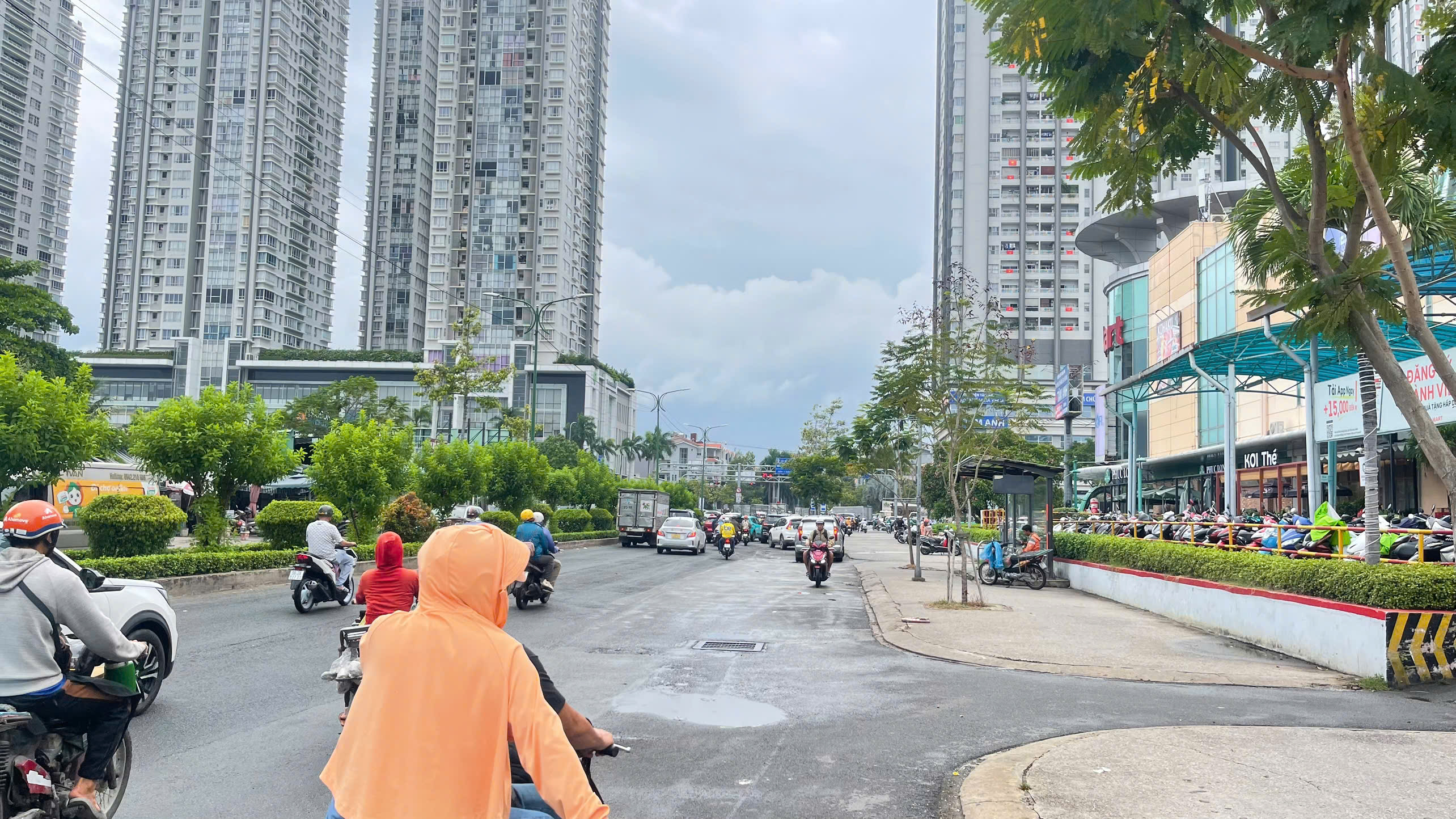 Premises for rent at 169 Nguyen Thi Thap, District 7 built on the ground floor + 1 floor opposite Lotte supermarket – 300m2 3