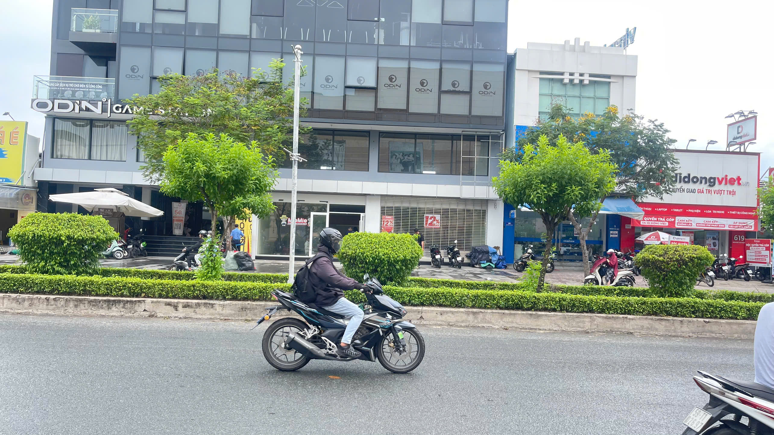 Premises for rent at 169 Nguyen Thi Thap, District 7 built on the ground floor + 1 floor opposite Lotte supermarket – 300m2 2