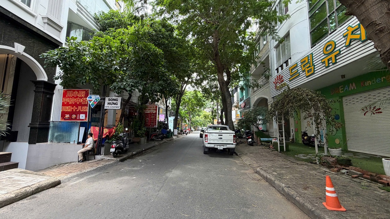 Premises for rent in Hung Phuoc 2 Phu My Hung include a 5-storey house + 1 plot of land, near the corner apartment, 12m wide 2