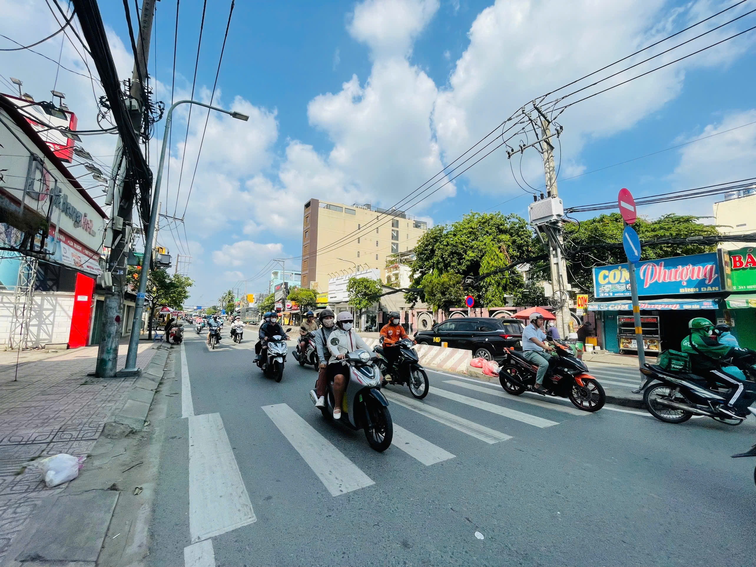 Cho thuê mặt bằng kinh doanh 322 Huỳnh Tấn Phát, Tân Thuận, Quận 7 ngang 14m gần ngay đường Bùi Văn  3