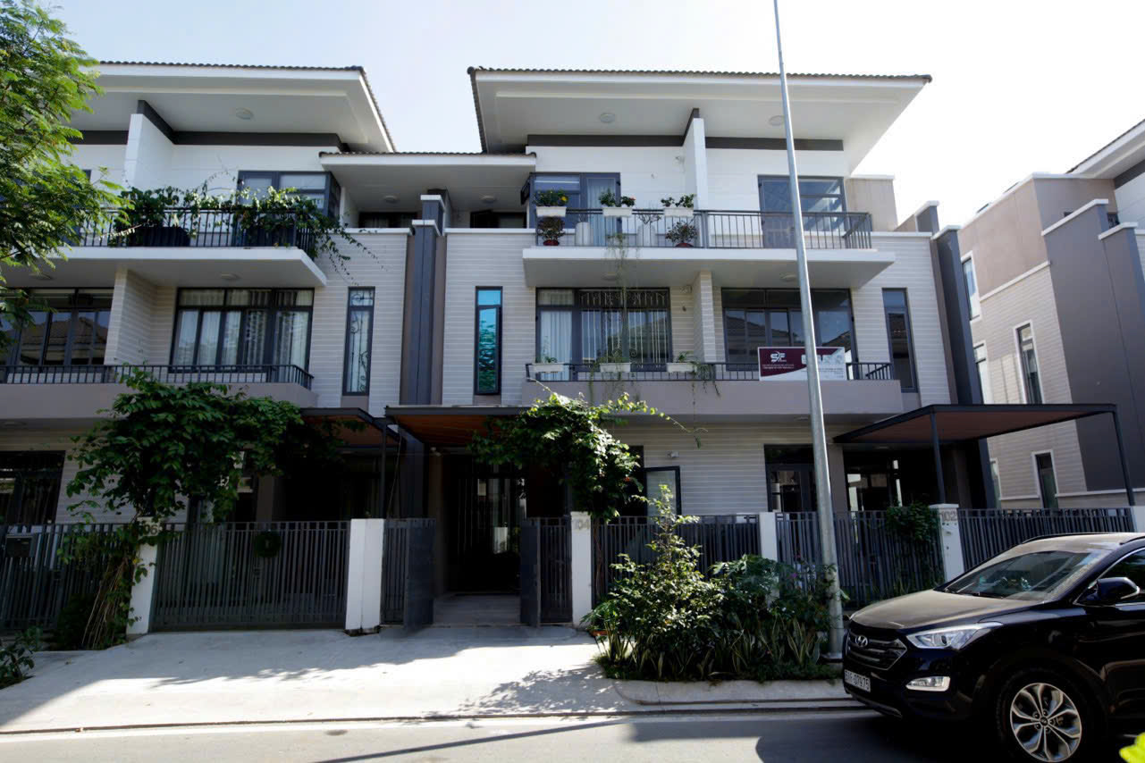 Lavila Nha Be townhouse for rent, beautiful house built on the ground + 2 floors with 5 bedrooms, high-class furniture