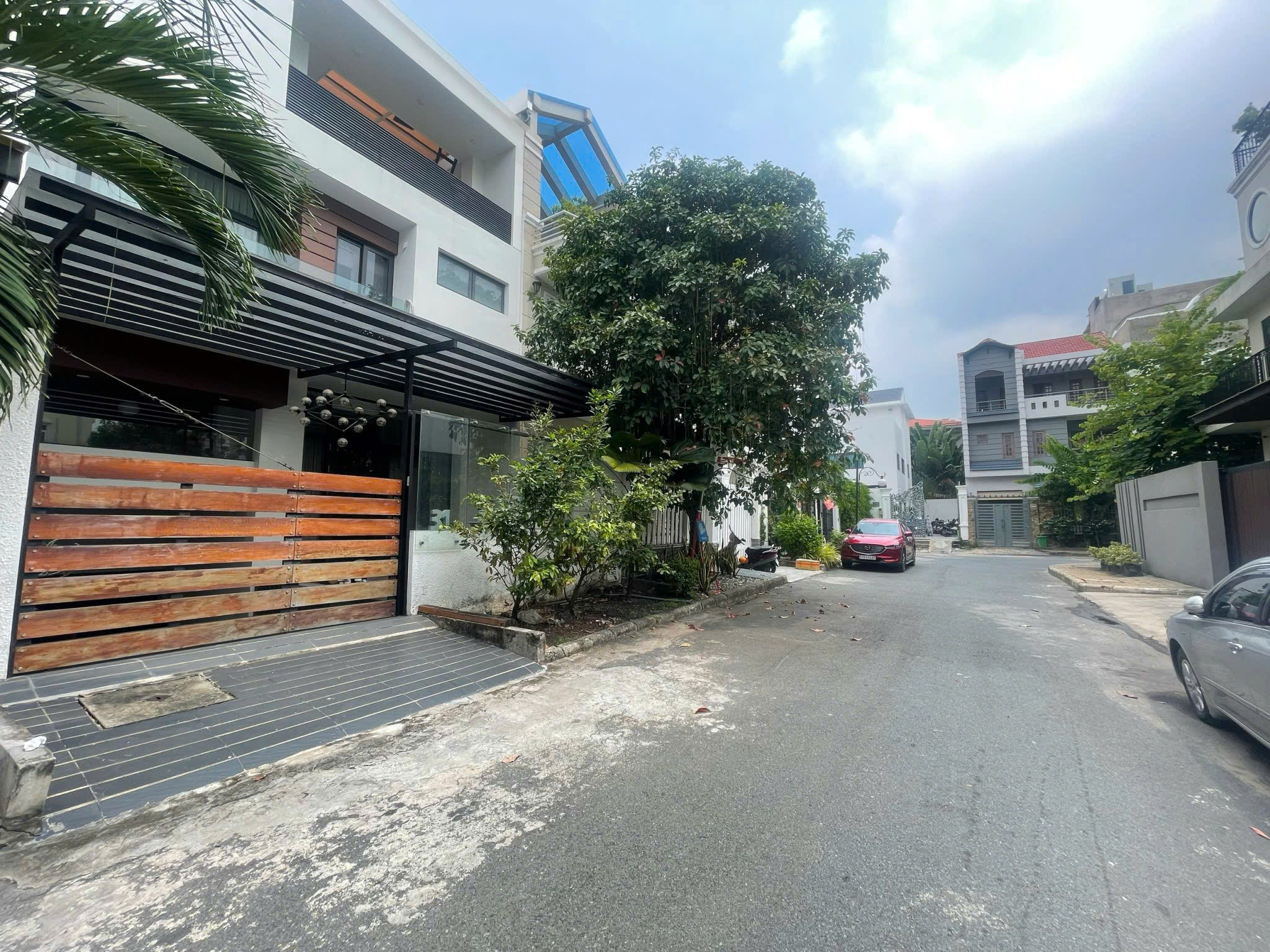 Bán nhà phố Nam Thiên 1 Phú Mỹ Hưng, Quận 7 xây 4 tầng có hầm nội thất dính tường – 144m2 1