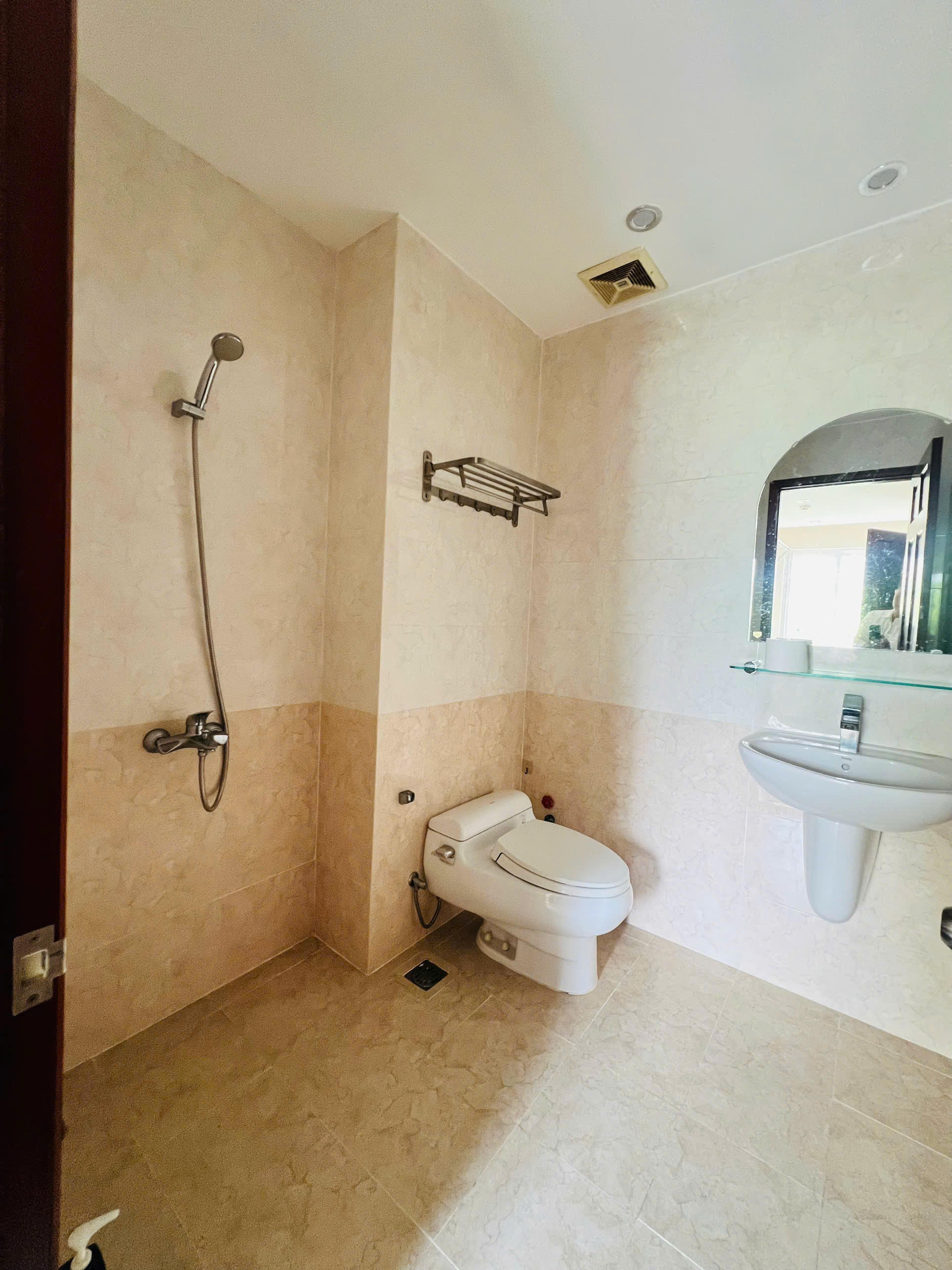 Cho thuê nhà mặt tiền Phạm Thái Bường Mỹ Toàn 1, Phú Mỹ Hưng, Quận 7 xây 6 tầng có thang máy – 216m2 18