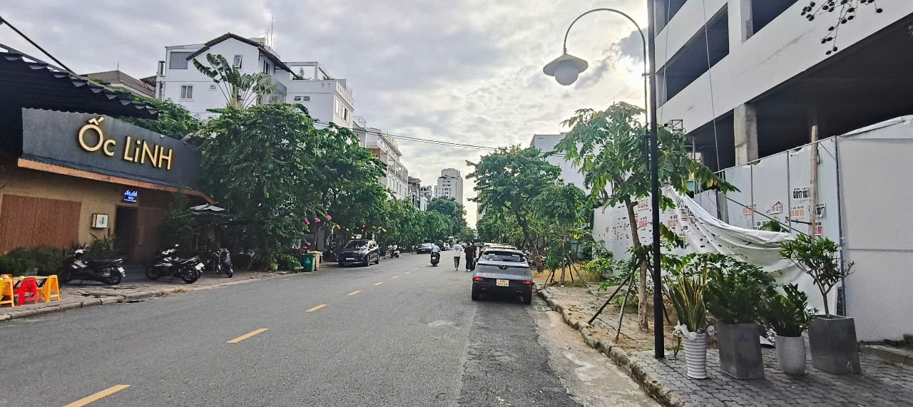Cho thuê nhà mặt tiền Phan Khiêm Ích, Hưng Gia 1, Phú Mỹ Hưng, Quận 7 căn góc công viên xây 6 tầng 5