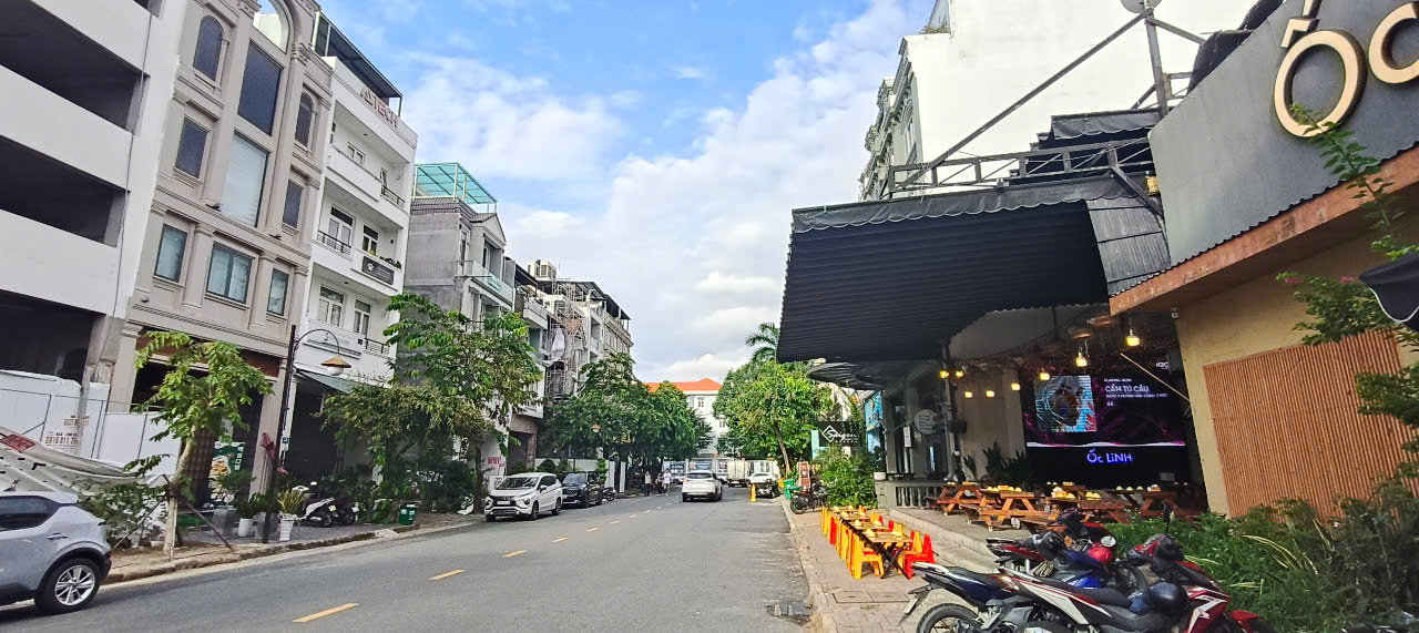 Cho thuê nhà mặt tiền Phan Khiêm Ích, Hưng Gia 1, Phú Mỹ Hưng, Quận 7 căn góc công viên xây 6 tầng 2