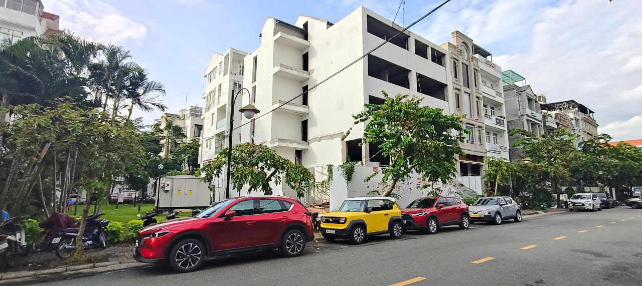 Cho thuê nhà mặt tiền Phan Khiêm Ích, Hưng Gia 1, Phú Mỹ Hưng, Quận 7 căn góc công viên xây 6 tầng 1