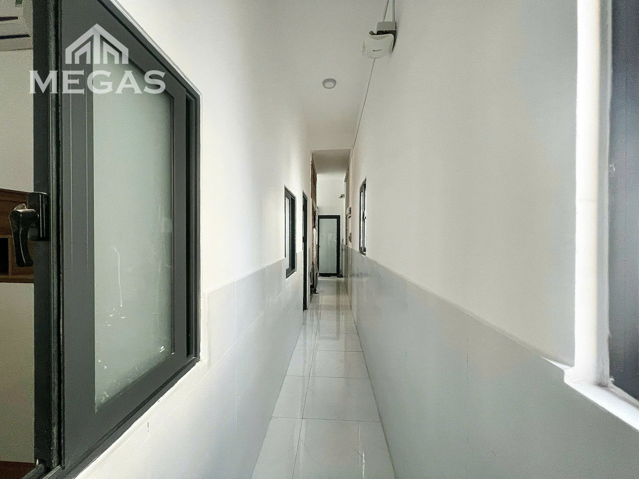 House for sale in Ton Dan alley, District 4 built 3 floors with elevator designed with 14 bedrooms for rent 90 million/month 1