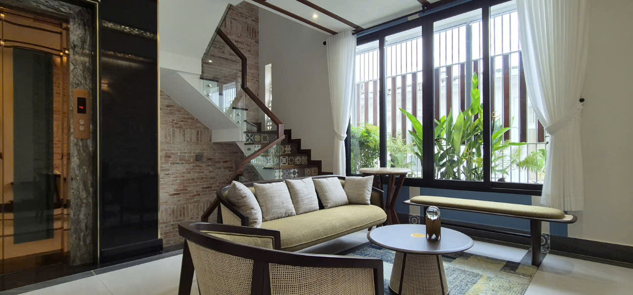 Cho thuê nhà mặt tiền Hưng Gia 5 Phú Mỹ Hưng, Quận 7 xây 6 tầng có 3 phòng ngủ, thang máy, đường lớn 4