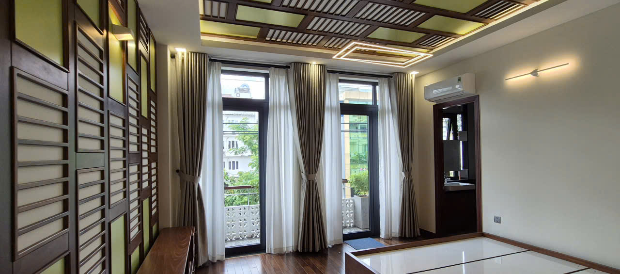 Cho thuê nhà mặt tiền Hưng Gia 5 Phú Mỹ Hưng, Quận 7 xây 6 tầng có 3 phòng ngủ, thang máy, đường lớn 3