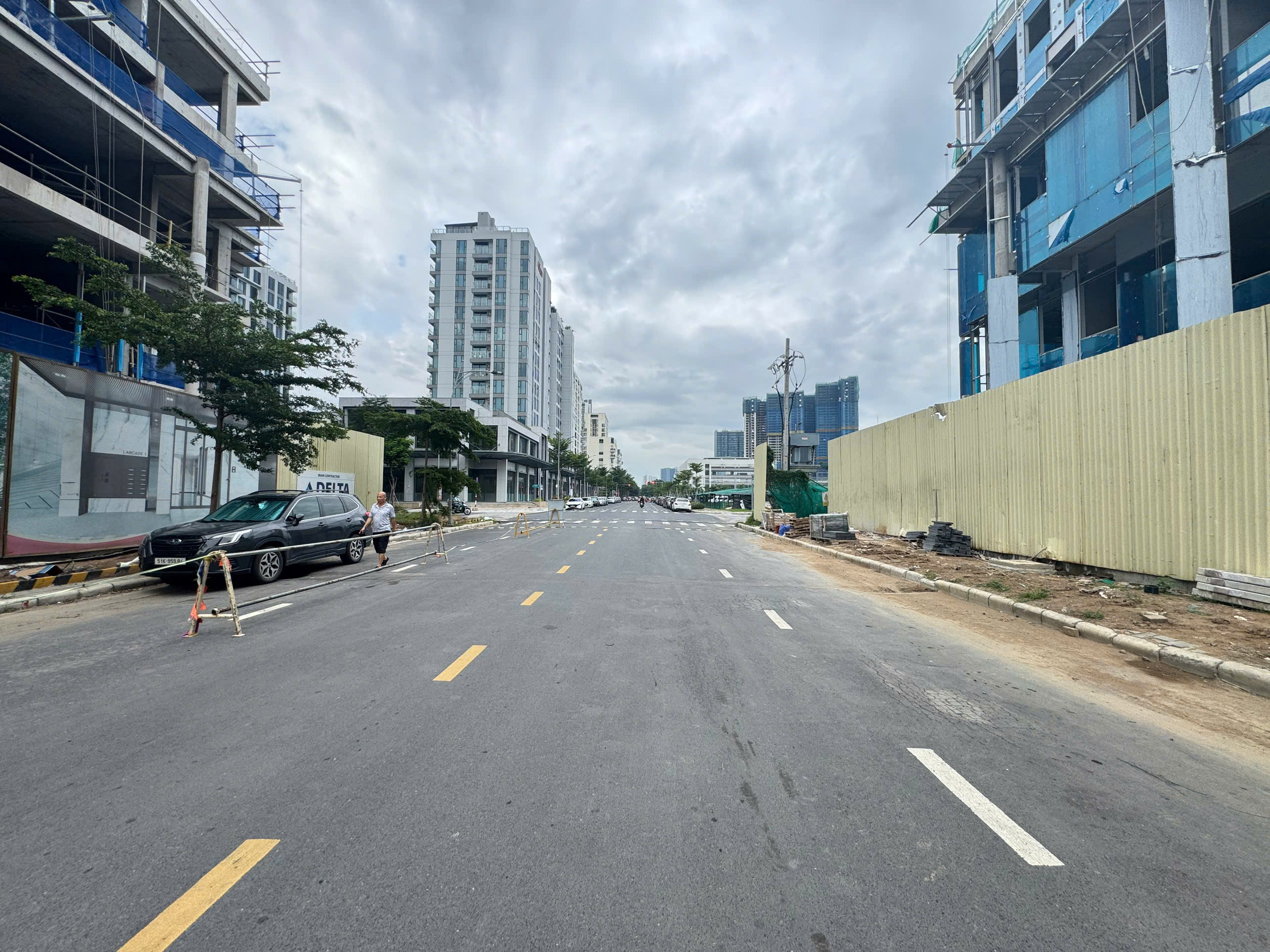Selling 3 townhouses adjacent to Larcade 1 Phu My Hung, District 7, building 5 floors with a super beautiful Raymondine street  7