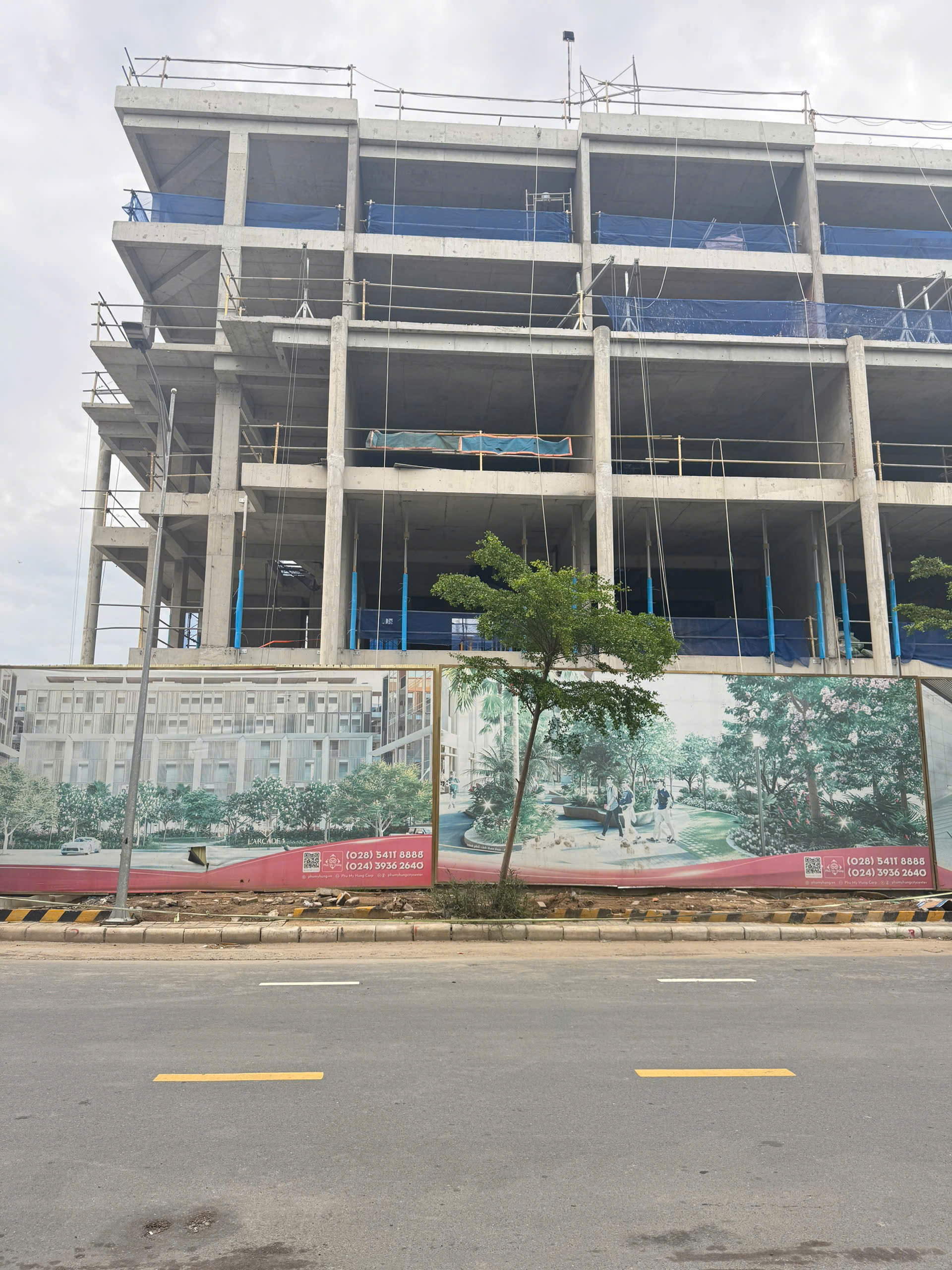 Selling 3 townhouses adjacent to Larcade 1 Phu My Hung, District 7, building 5 floors with a super beautiful Raymondine street  6