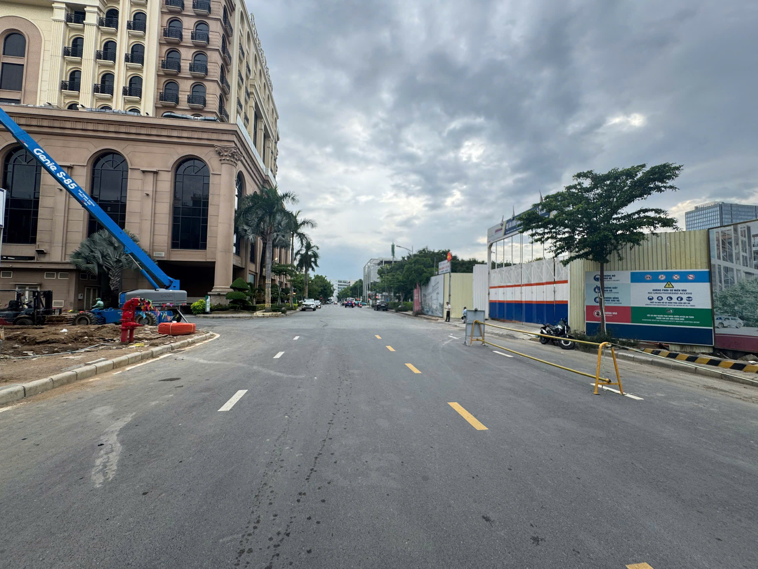 Selling 3 townhouses adjacent to Larcade 1 Phu My Hung, District 7, building 5 floors with a super beautiful Raymondine street  2