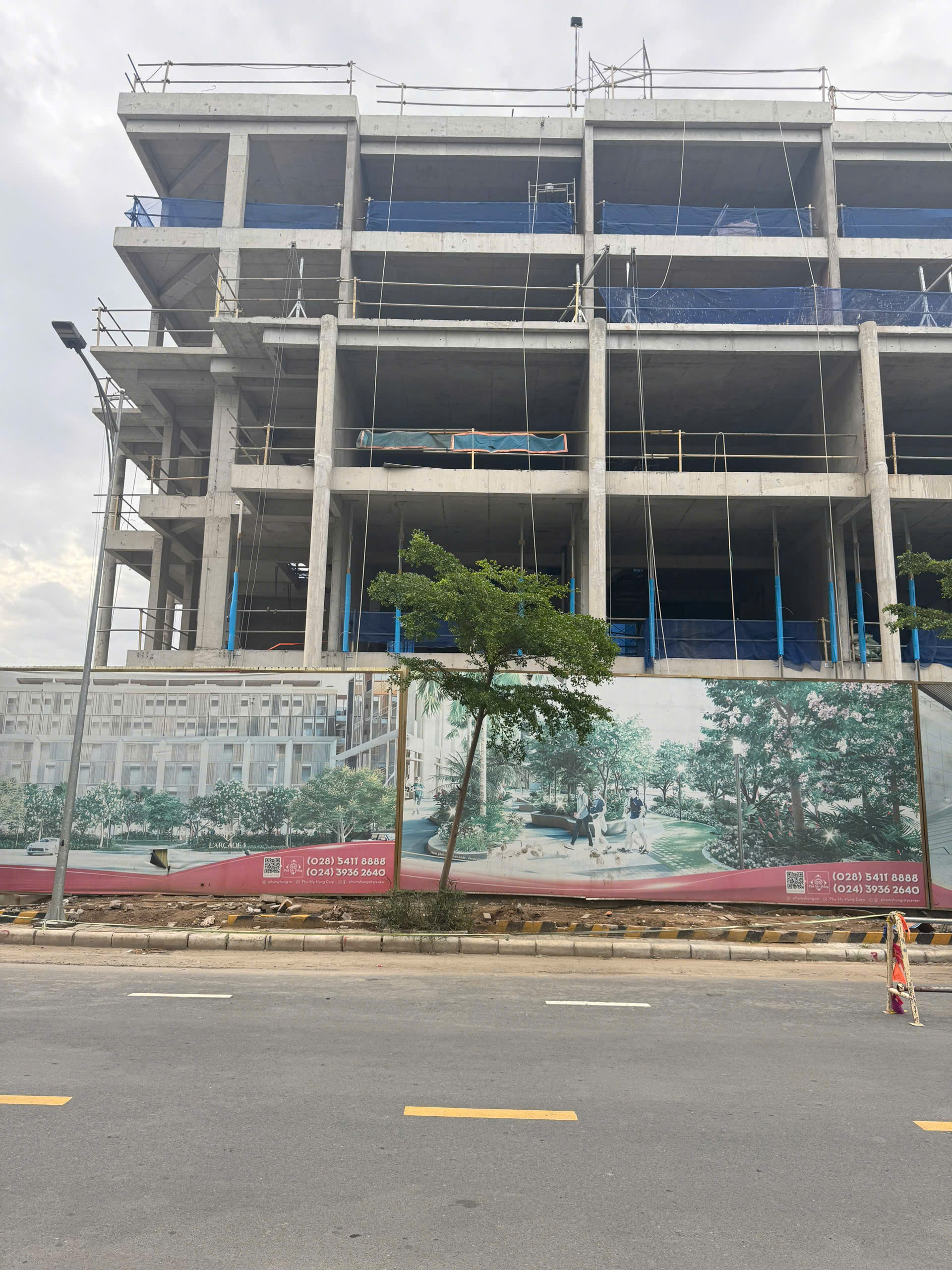 Selling 3 townhouses adjacent to Larcade 1 Phu My Hung, District 7, building 5 floors with a super beautiful Raymondine street  1