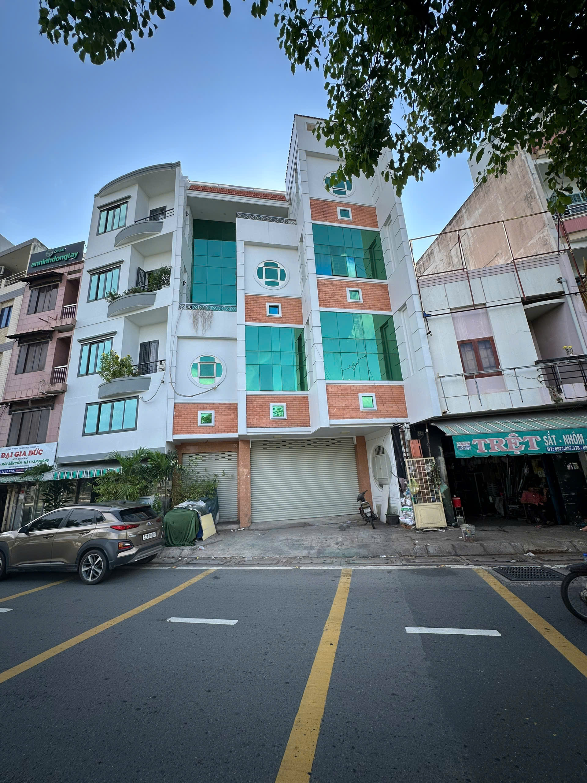 Townhouse for sale in Vo Van Kiet, Ward 5, District 5 with 4 floors with elevator facing East – 120.4m2 1
