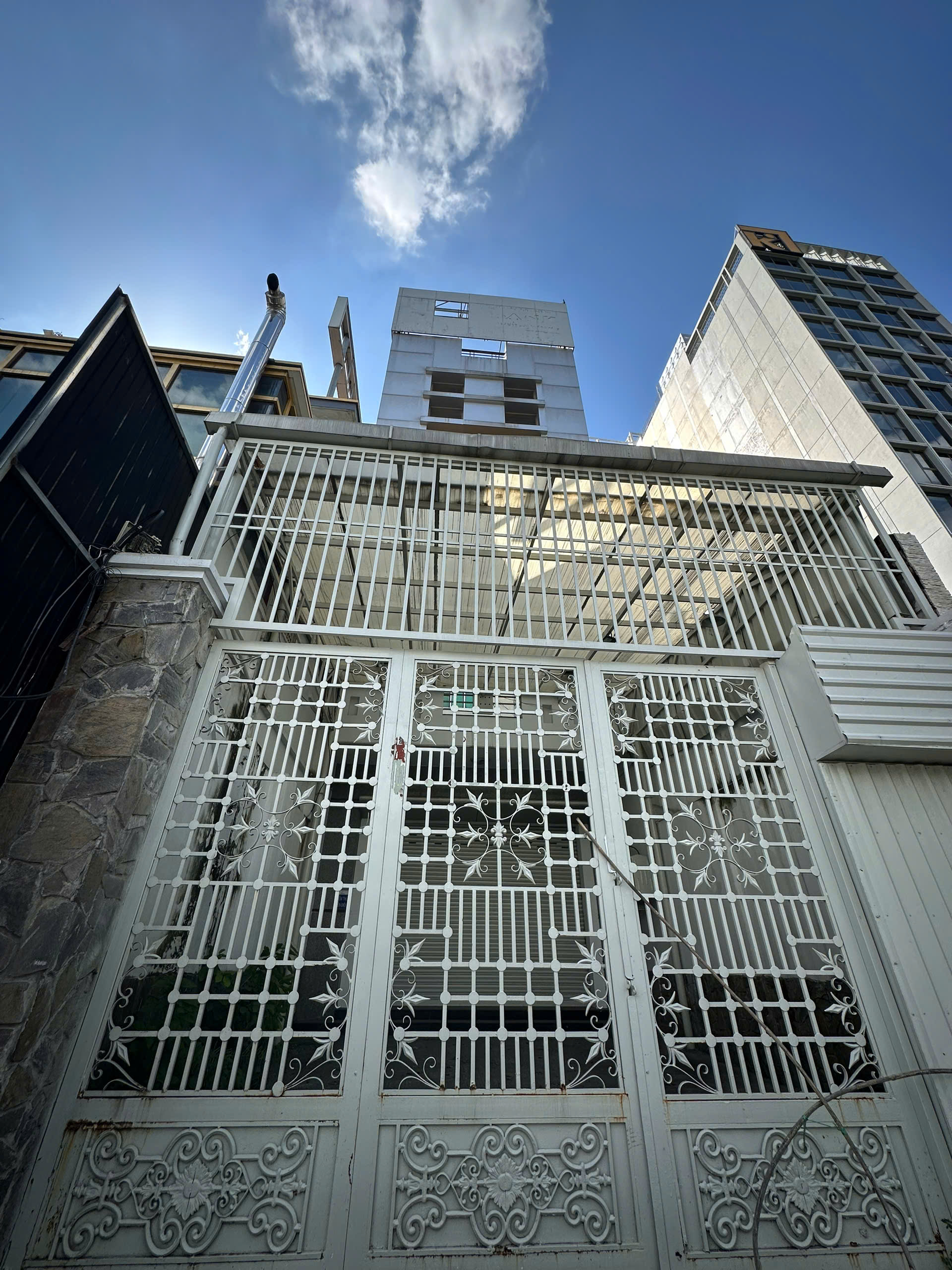Selling Vo Van Kiet townhouse, Co Giang Ward, District 1 building 6 floors facing Southeast – 256.2m2 1
