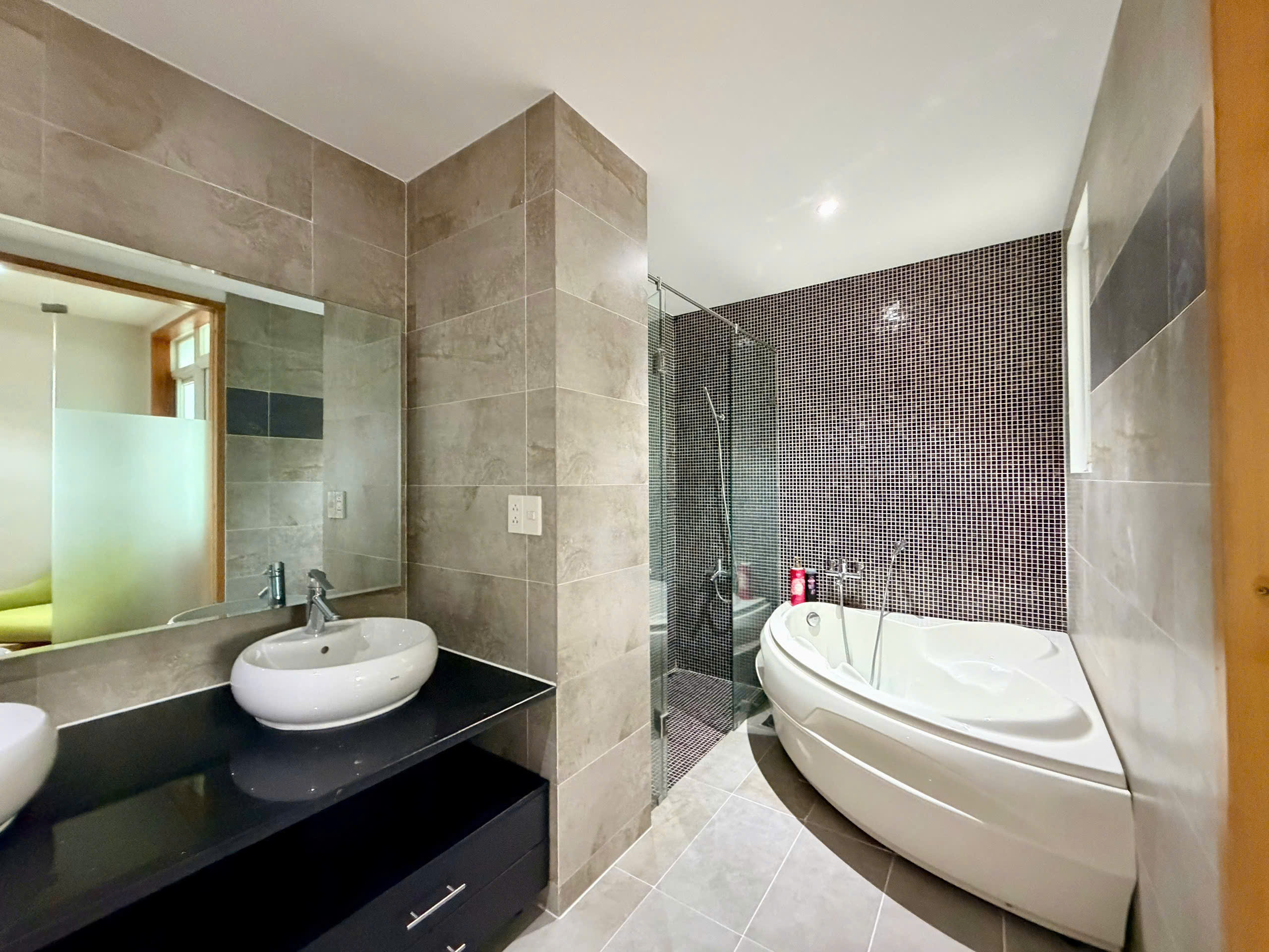 Cho thuê penthouse Riverside Residence Phú Mỹ Hưng có 4 phòng ngủ nội thất đẹp view biệt thự - 227m2 5