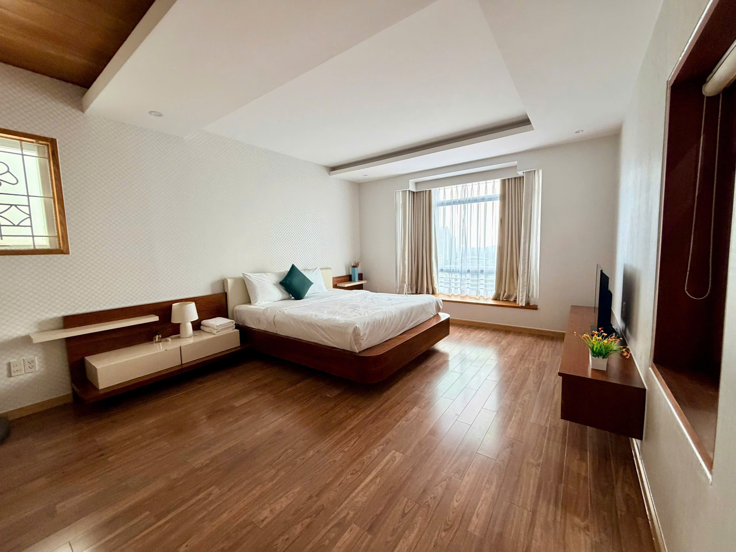 Cho thuê penthouse Riverside Residence Phú Mỹ Hưng có 4 phòng ngủ nội thất đẹp view biệt thự - 227m2 4