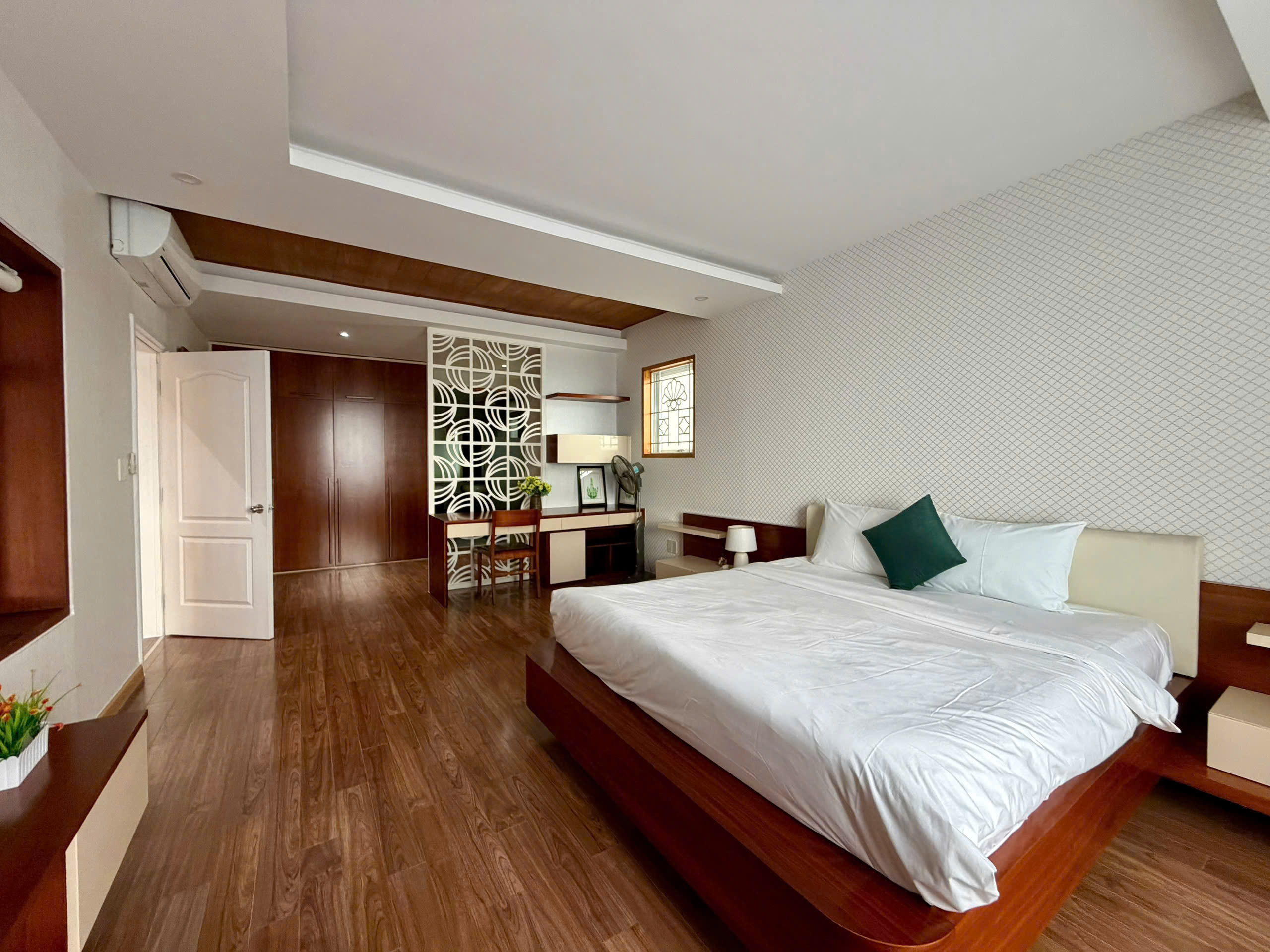 Cho thuê penthouse Riverside Residence Phú Mỹ Hưng có 4 phòng ngủ nội thất đẹp view biệt thự - 227m2 3