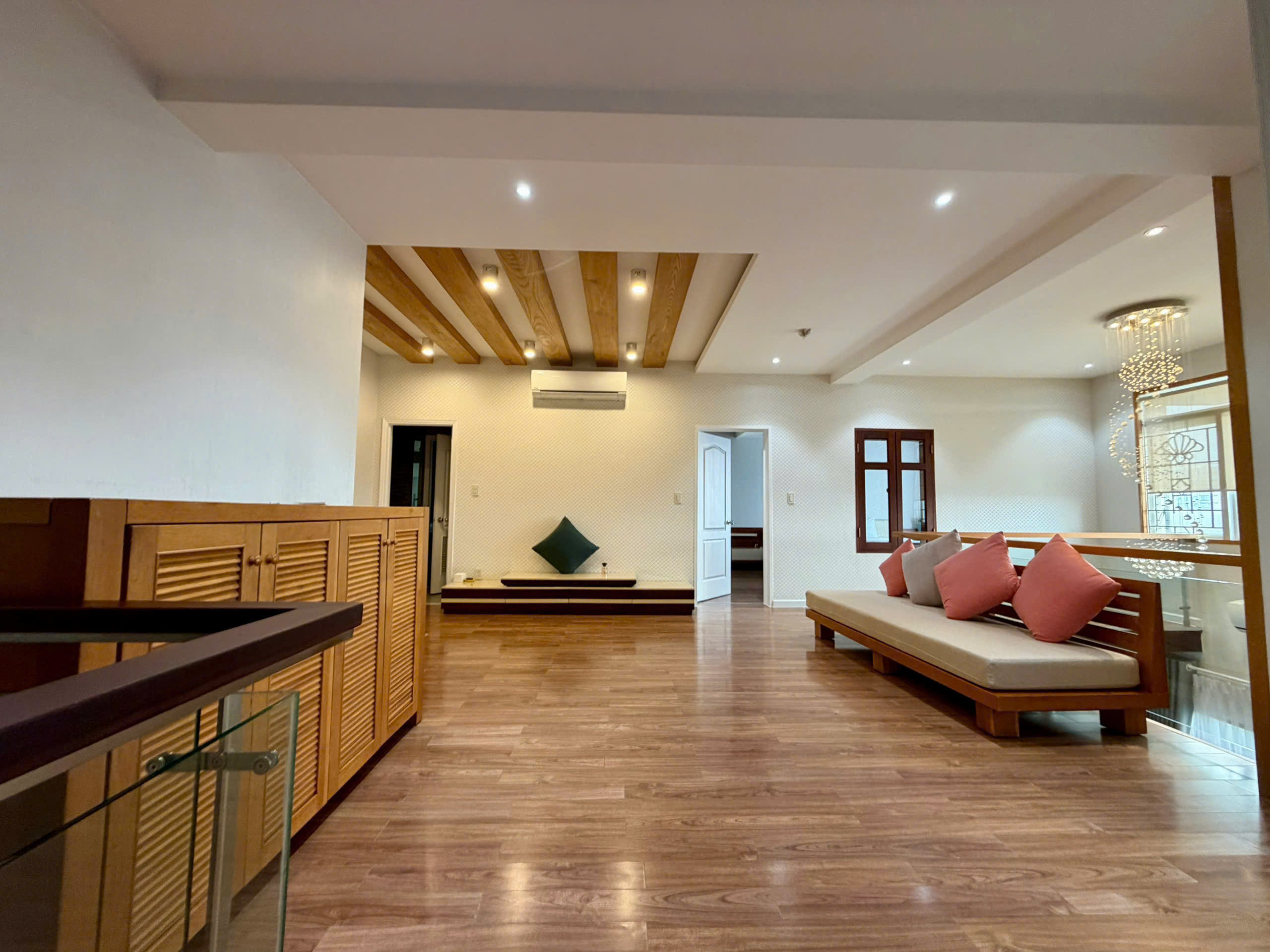 Cho thuê penthouse Riverside Residence Phú Mỹ Hưng có 4 phòng ngủ nội thất đẹp view biệt thự - 227m2 2