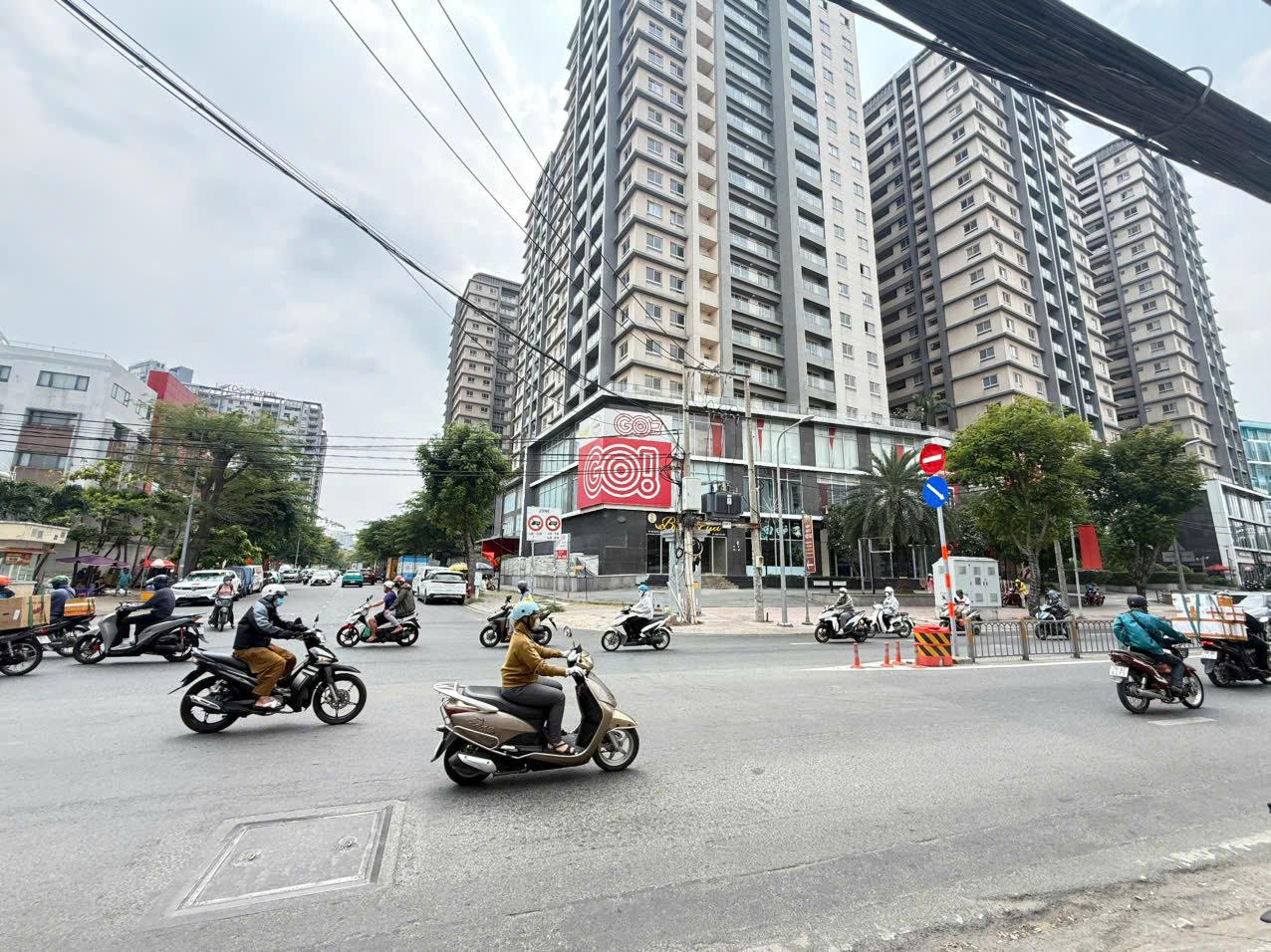 Cho thuê shophouse tòa nhà Comos 99 Nguyễn Thị Thập Phường Tân Mỹ siêu thị GO – 773m2