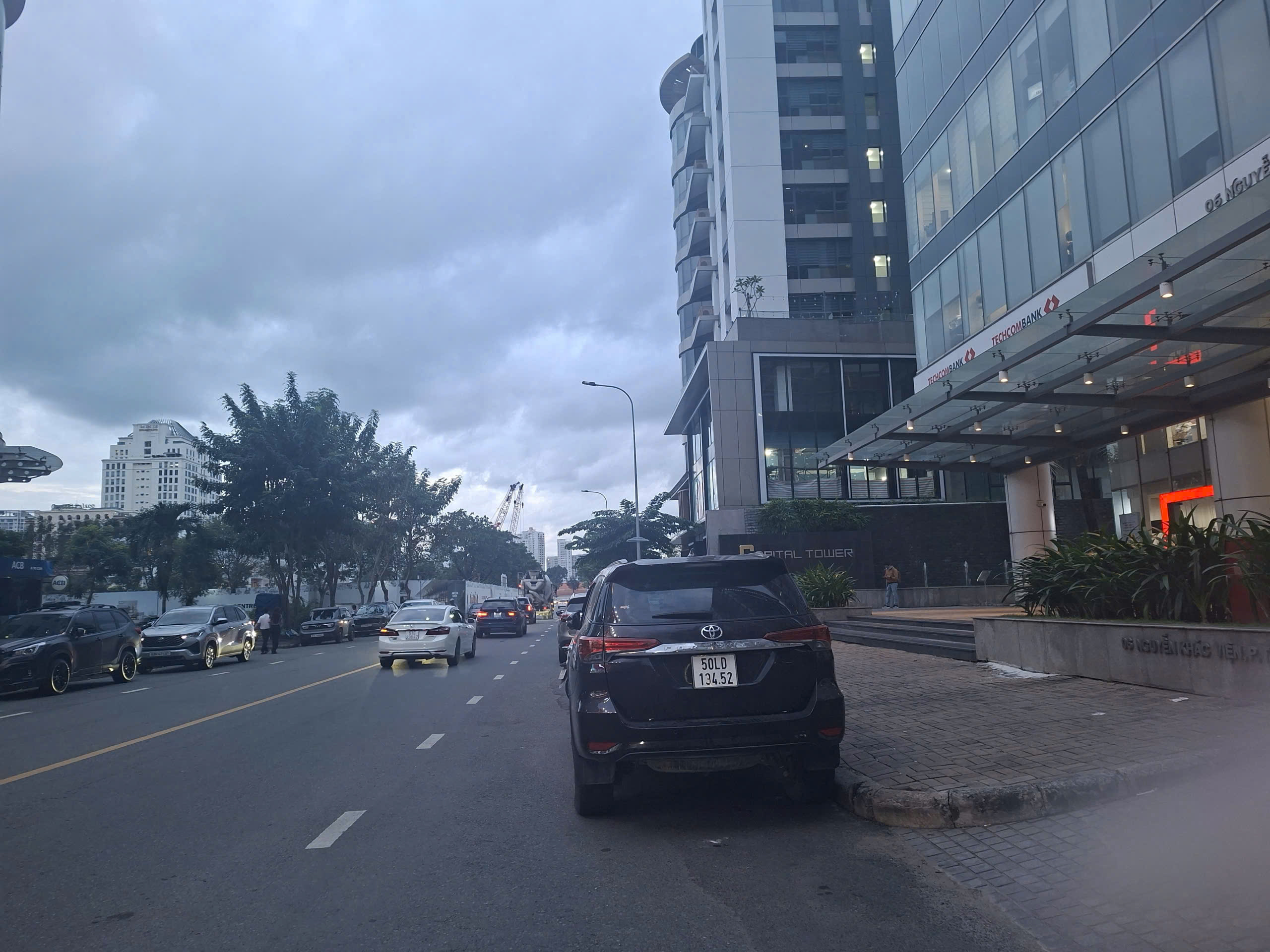 Cho thuê tòa nhà số 27 Nguyễn Khắc Viện Phú Mỹ Hưng, Quận 7 tầng 3 và tầng 6, trống suốt – 325m2 5