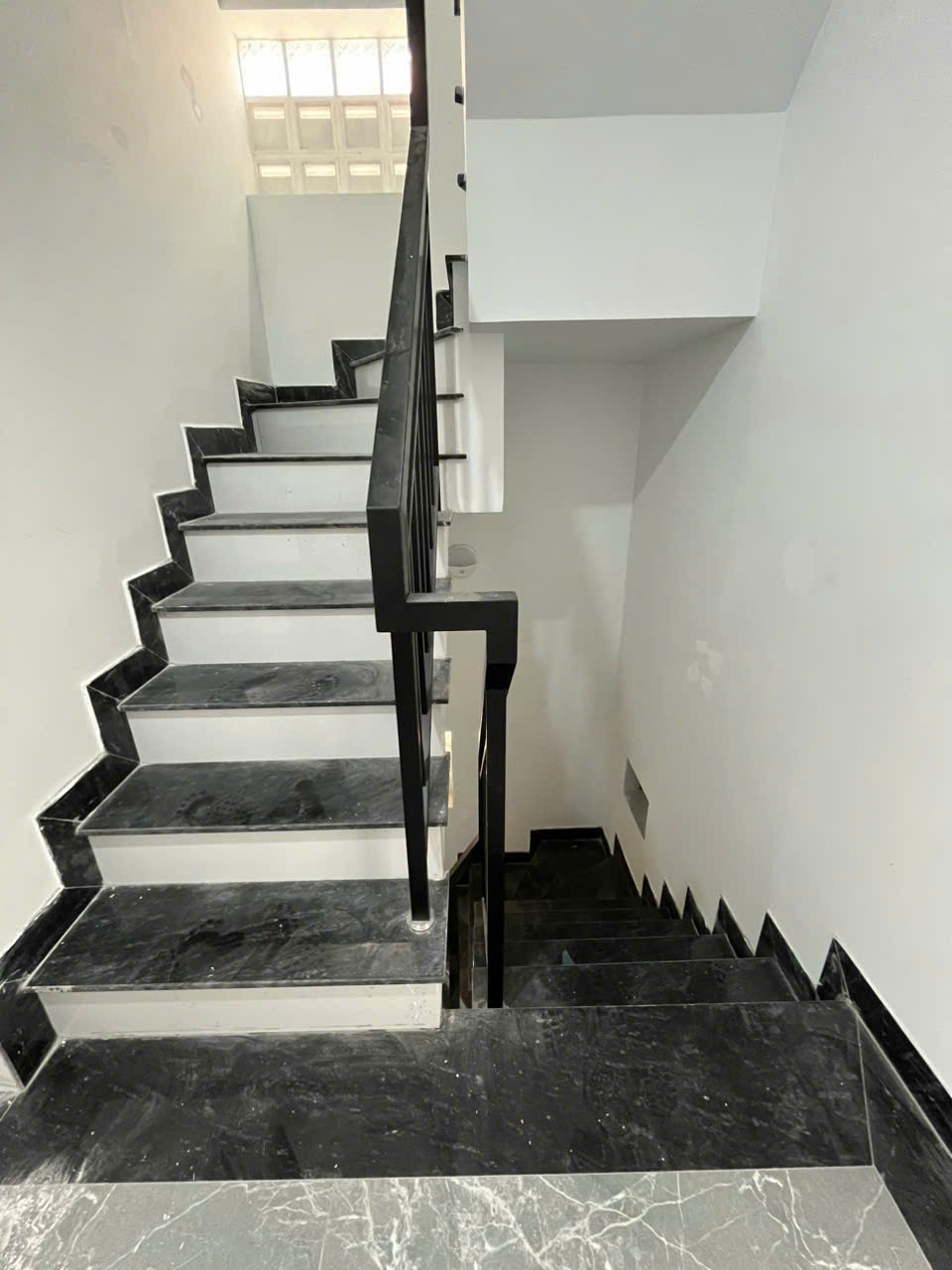 Bán tòa nhà căn hộ dịch vụ đường 47, Tân Quy, Quận 7 có 11 phòng ngủ, xây 6 tầng, thang máy 1