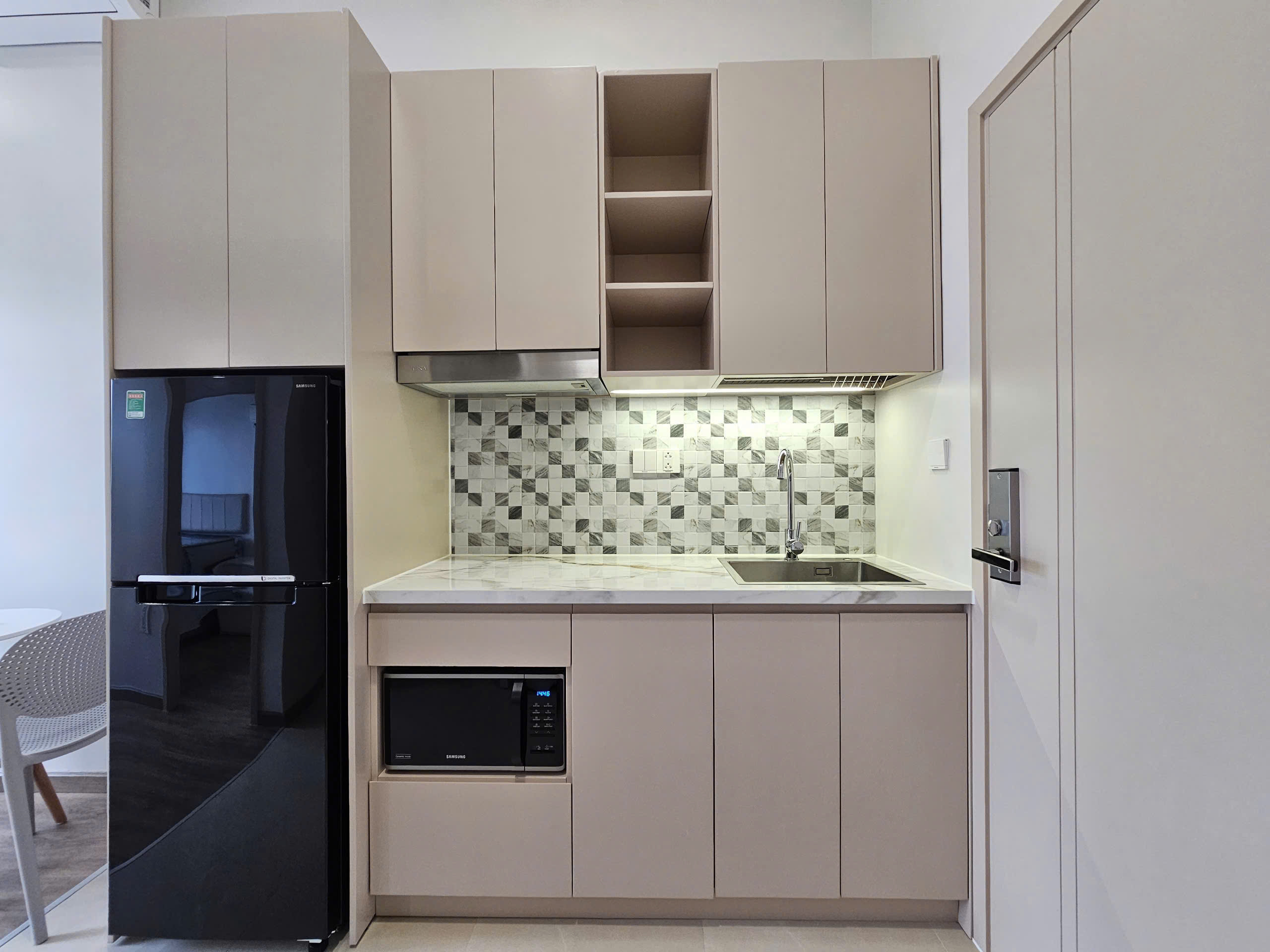 Bán tòa nhà căn hộ dịch vụ đường Lý Phục Man, Phường Bình Thuận, Quận 7 xây 8 tầng có 69 phòng – 453 5