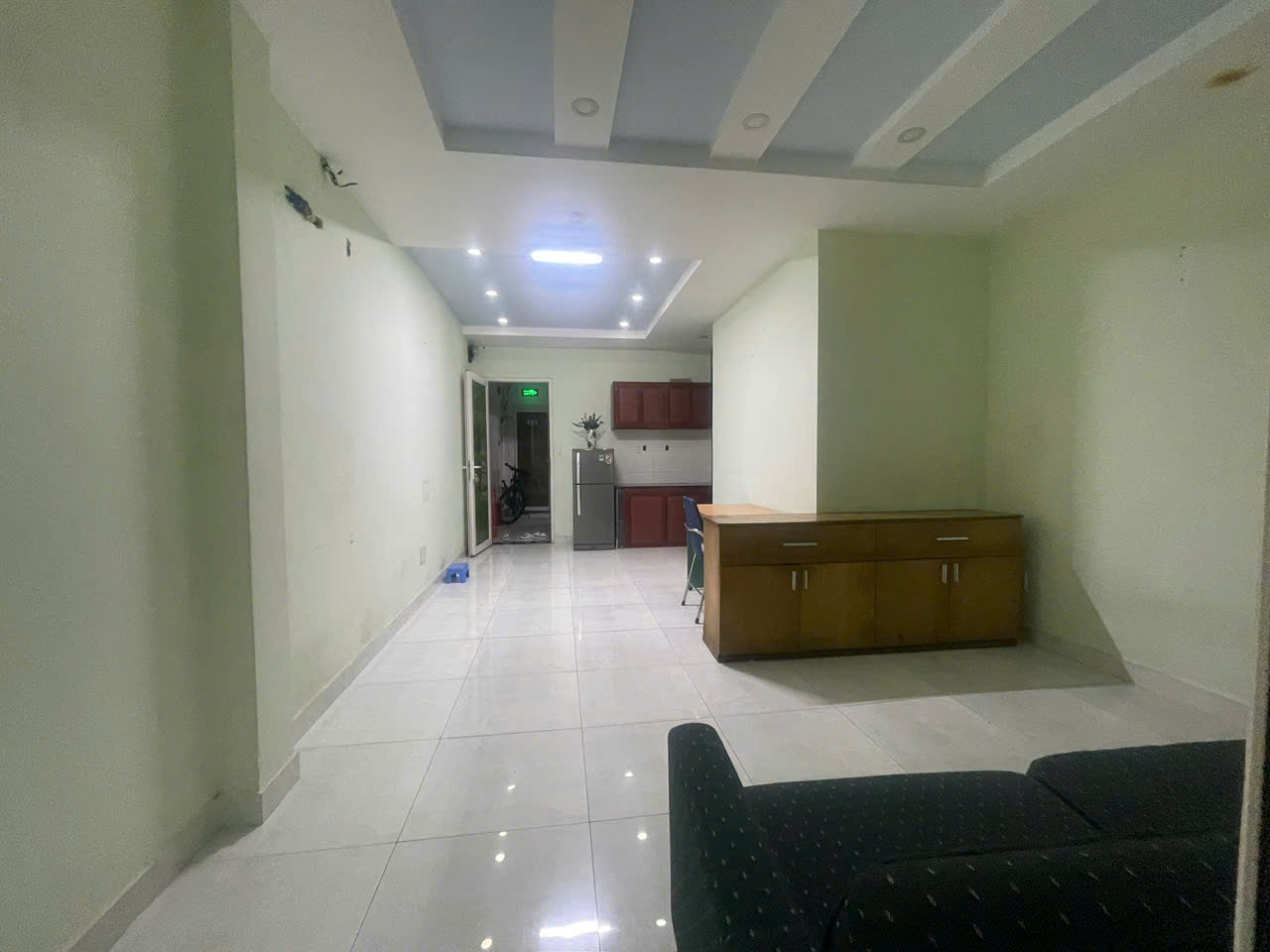 Bán tòa nhà căn hộ dịch vụ Ung Văn Khiêm, Bình Thạnh xây 7 tầng có 16 phòng cách đường D5 50m – 94m2 3