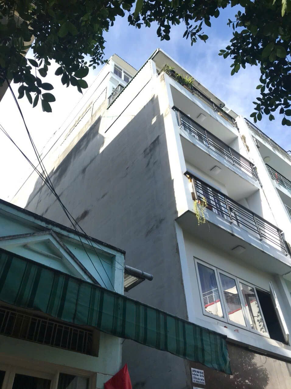 Bán tòa nhà căn hộ dịch vụ Ung Văn Khiêm, Bình Thạnh xây 7 tầng có 16 phòng cách đường D5 50m – 94m2 1